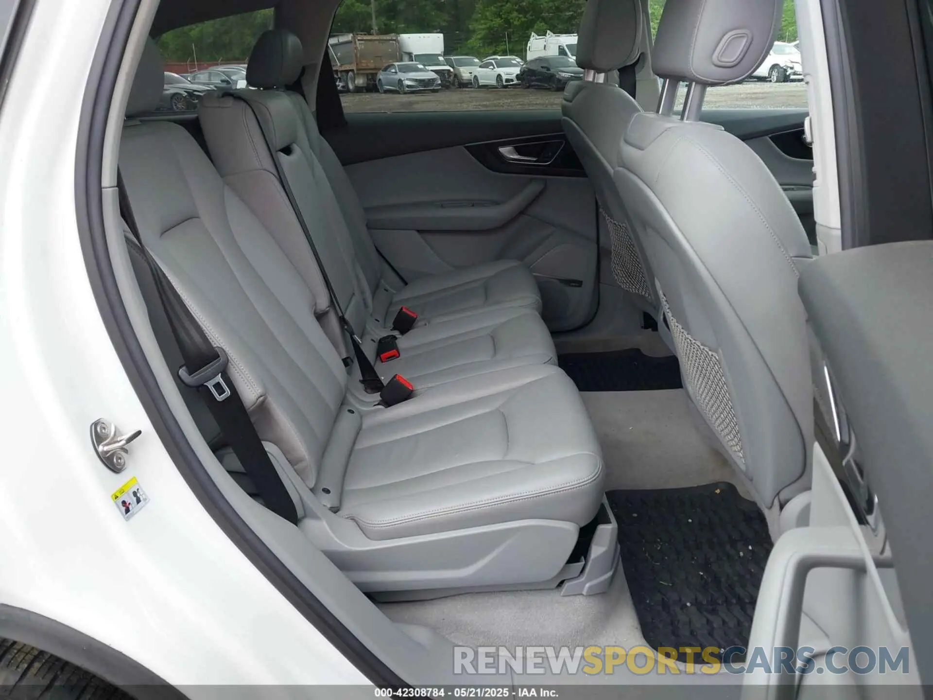 8 Photograph of a damaged car WA1LAAF78KD008289 AUDI Q7 2019