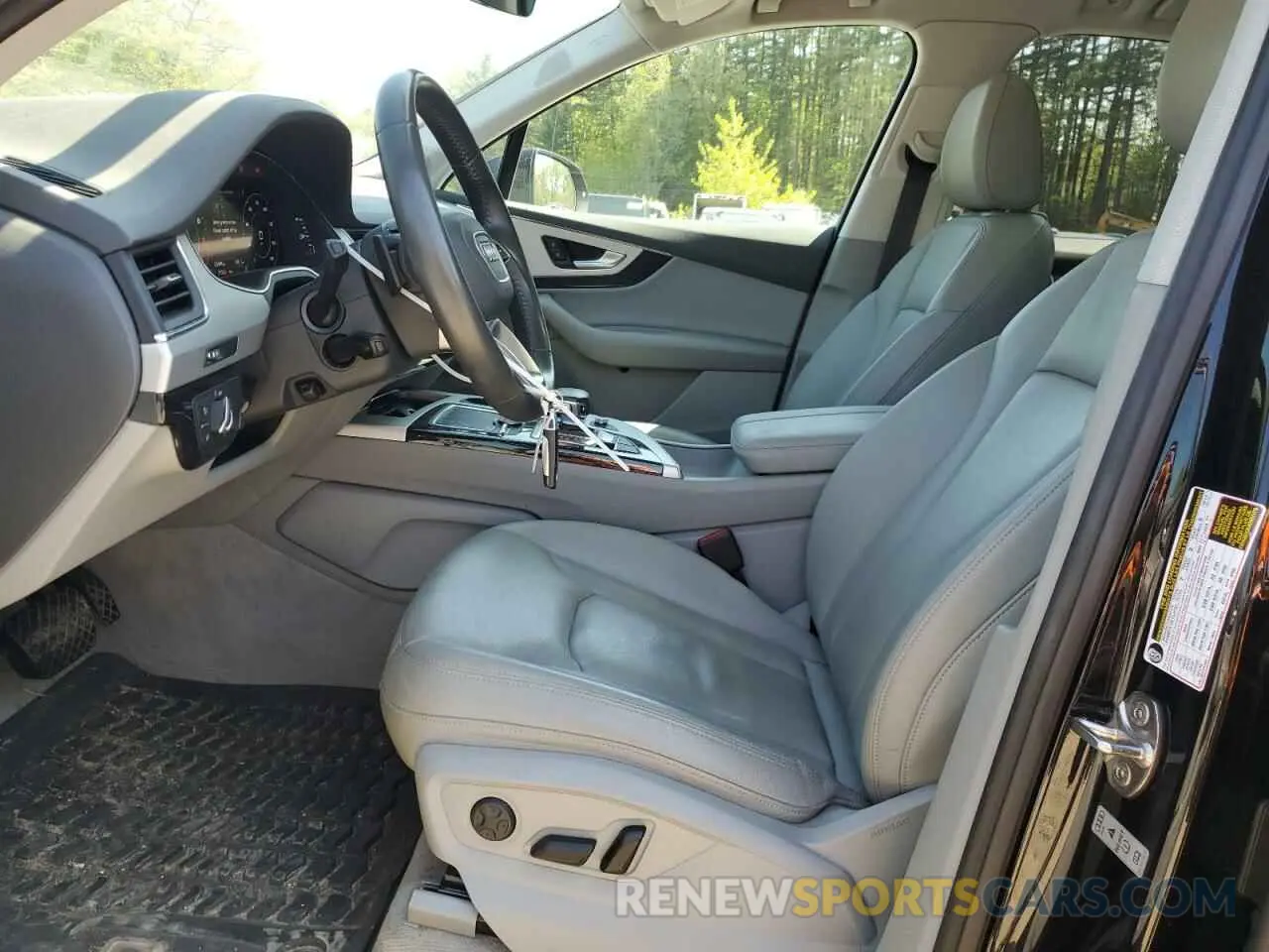 7 Photograph of a damaged car WA1LHAF72KD032390 AUDI Q7 2019