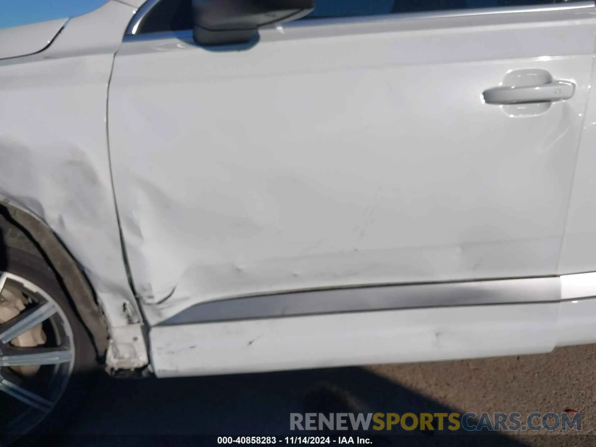 17 Photograph of a damaged car WA1LHAF75KD042718 AUDI Q7 2019