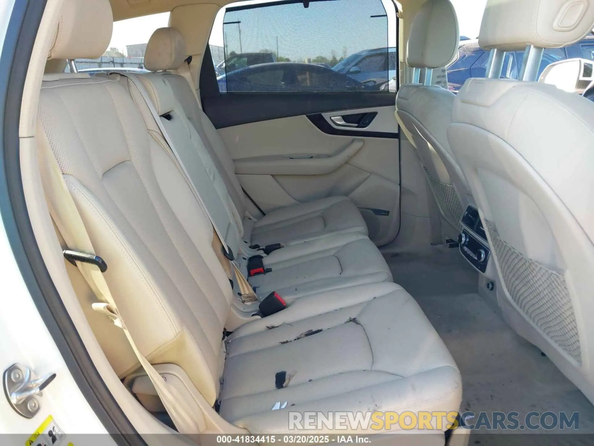 8 Photograph of a damaged car WA1LHAF77KD026200 AUDI Q7 2019