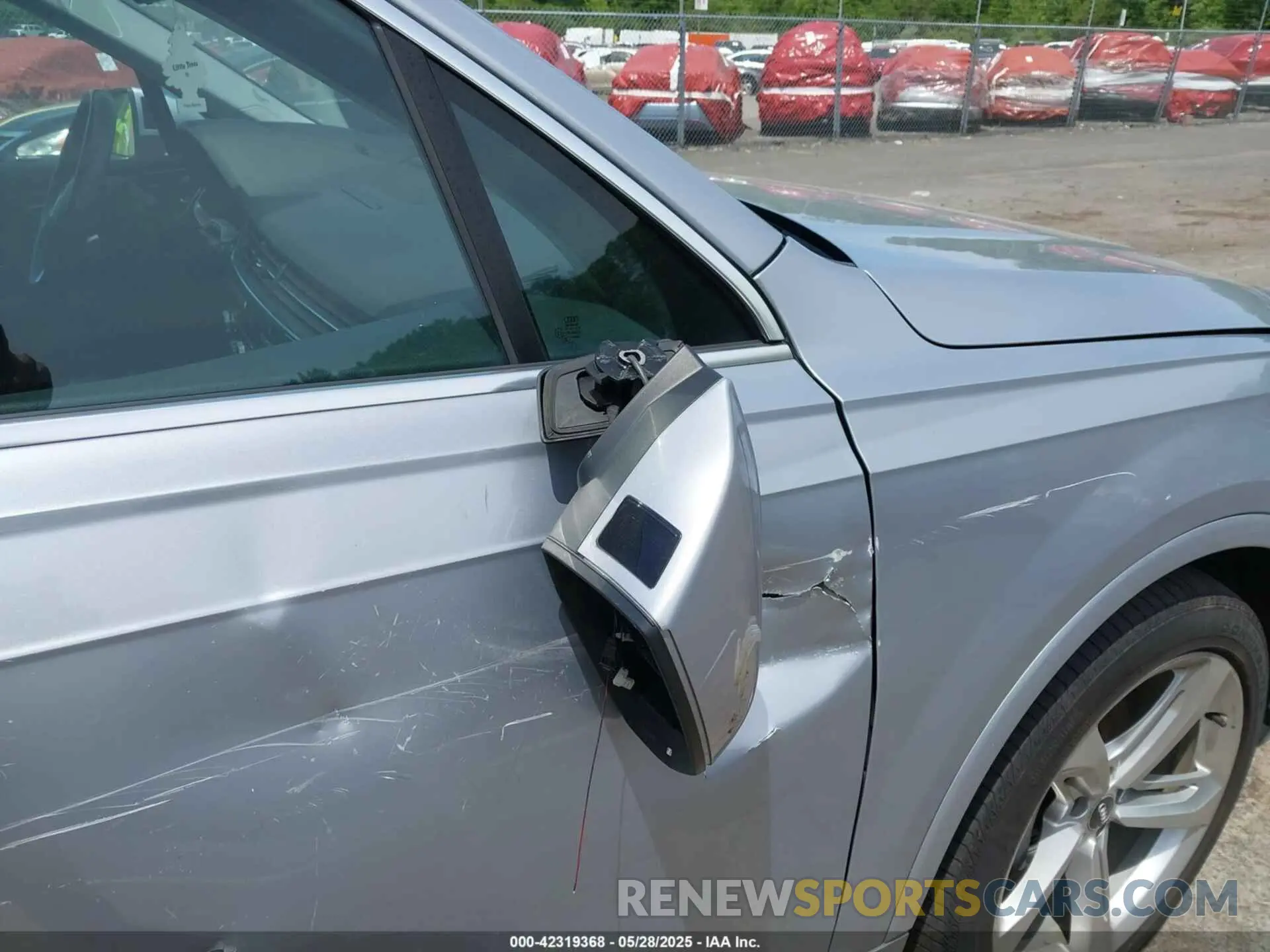 19 Photograph of a damaged car WA1VAAF70KD020350 AUDI Q7 2019
