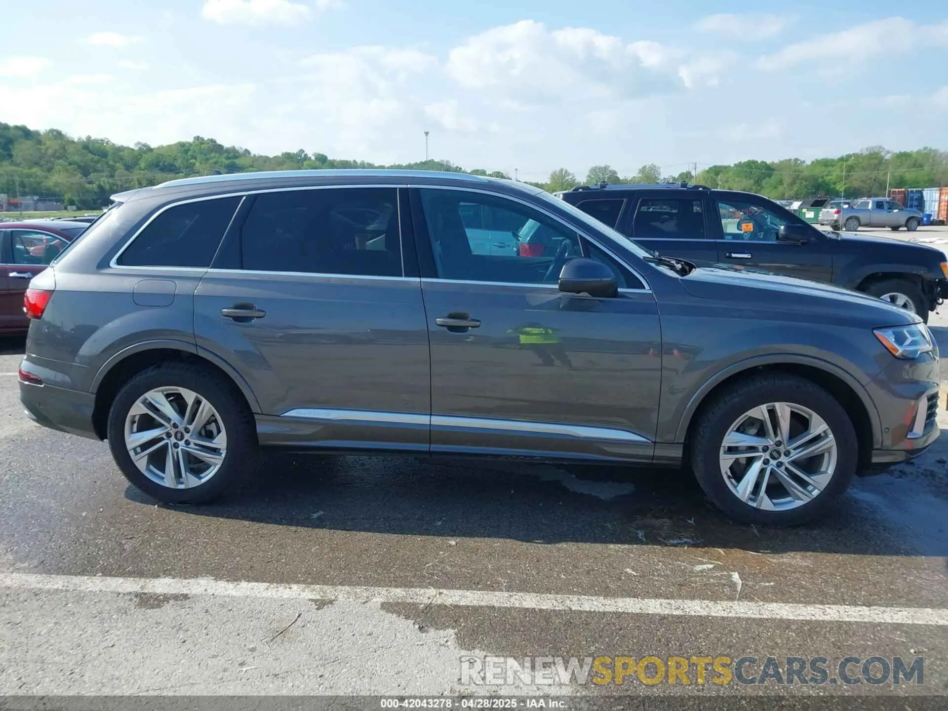 13 Photograph of a damaged car WA1AJAF77MD025059 AUDI Q7 2021