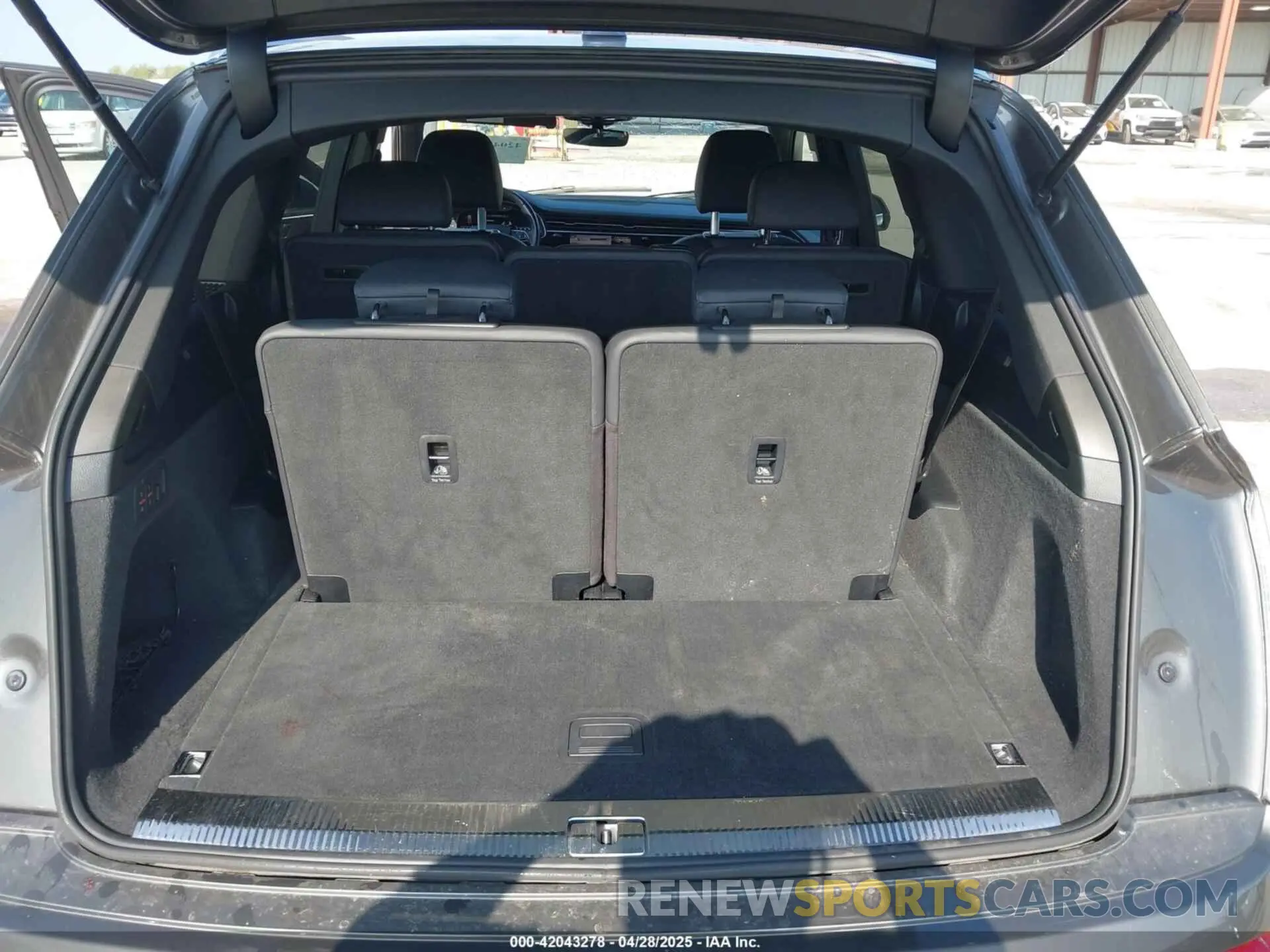 17 Photograph of a damaged car WA1AJAF77MD025059 AUDI Q7 2021