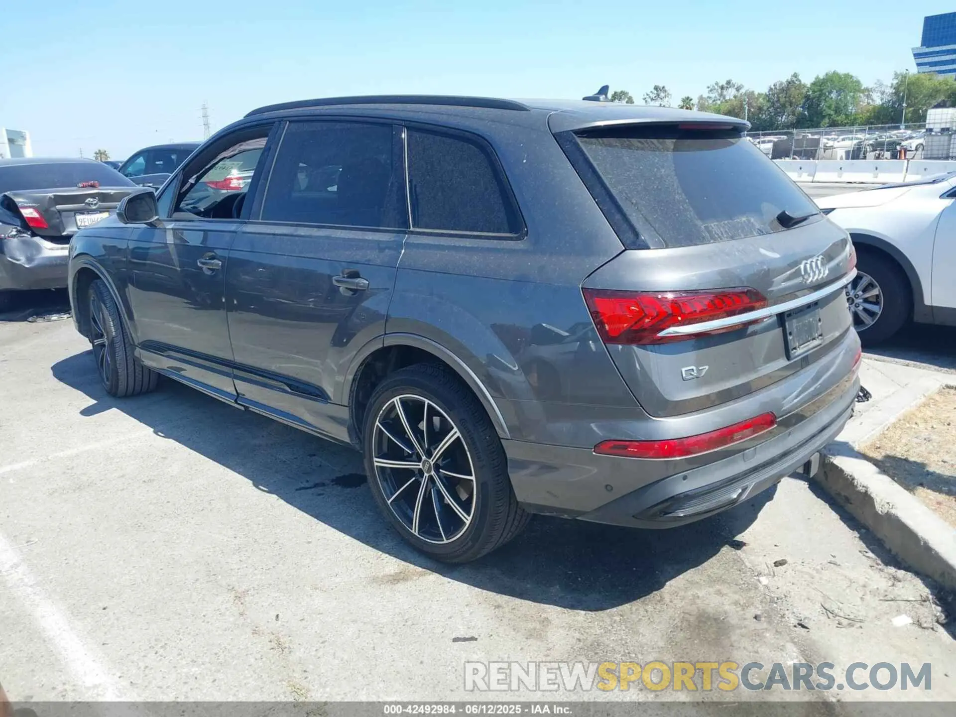 3 Фотография поврежденного автомобиля WA1LXAF75MD013368 AUDI Q7 2021