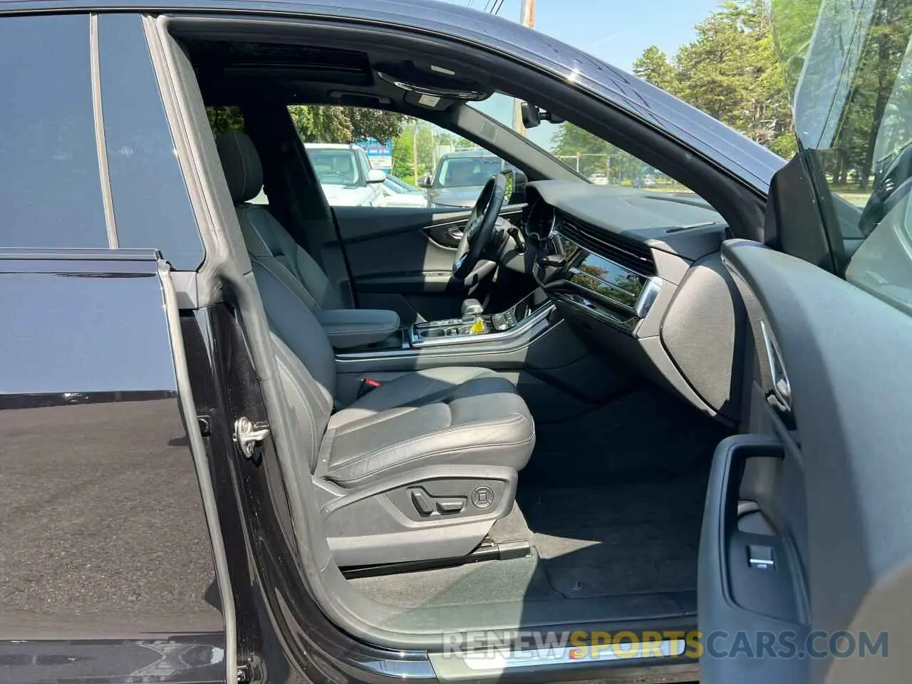 5 Photograph of a damaged car WA1EVAF16KD031952 AUDI Q8 2019