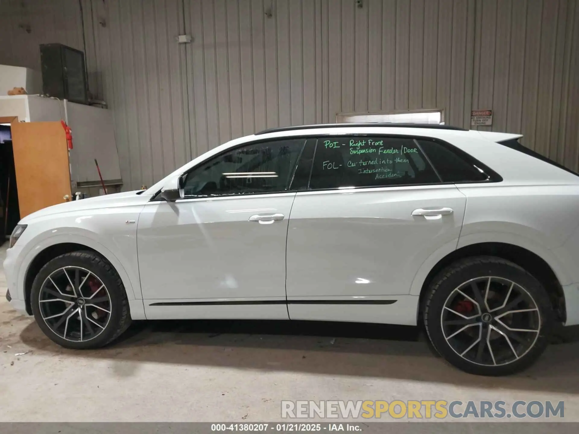 14 Photograph of a damaged car WA1EVAF11MD013975 AUDI Q8 2021