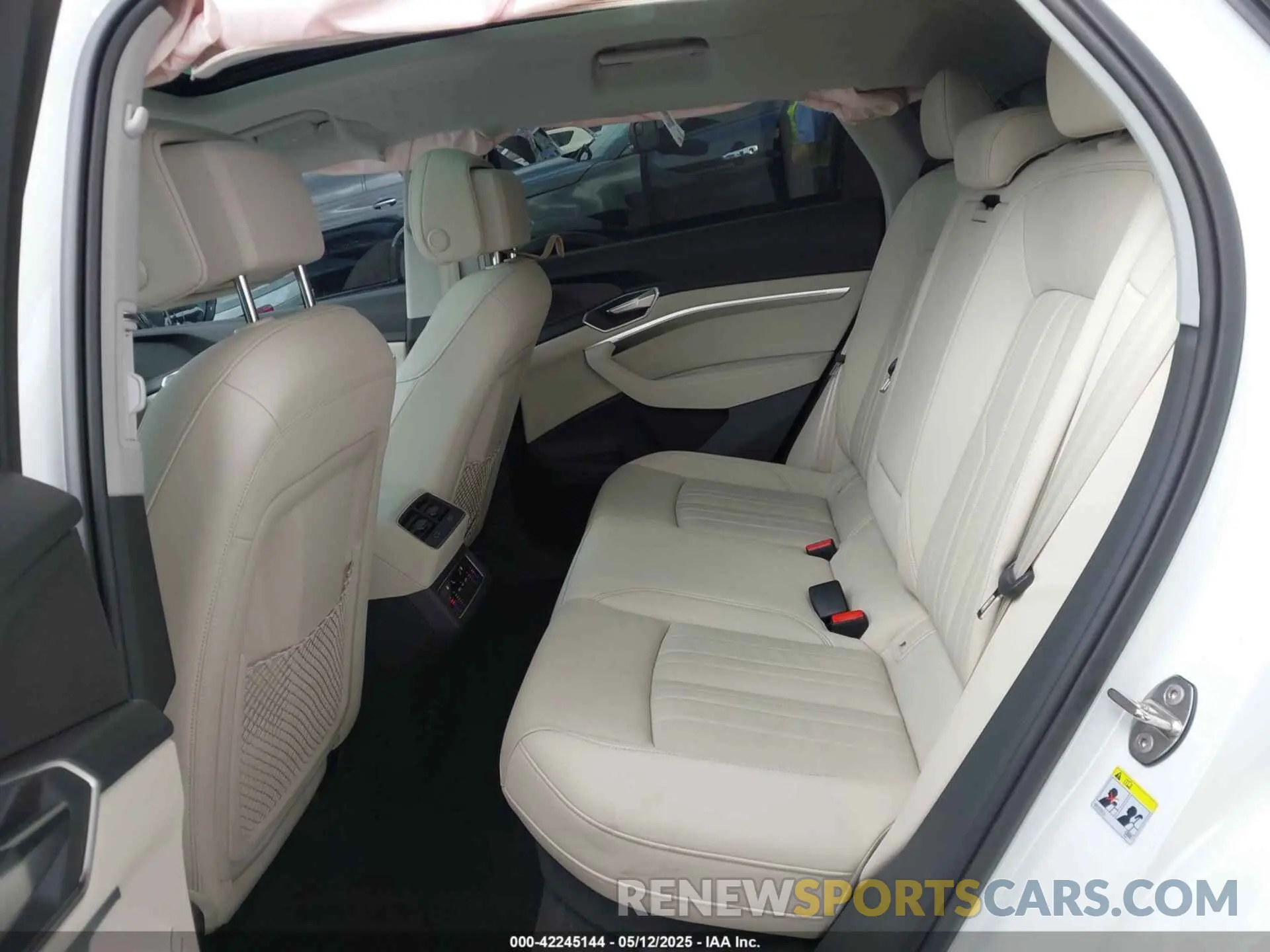 8 Фотография поврежденного автомобиля WA14AAGE5RB012744 AUDI Q8 E-TRON 2024