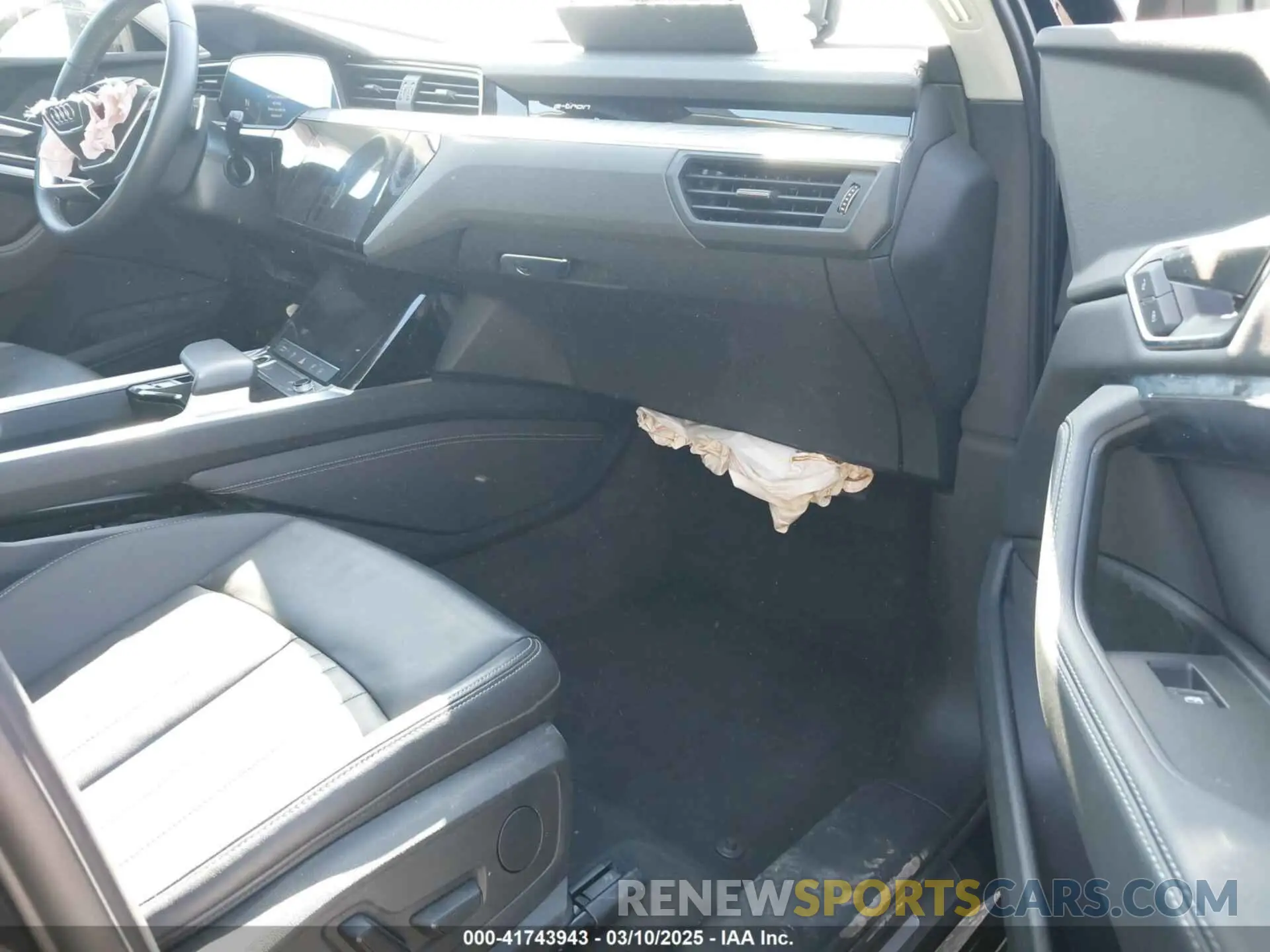 5 Photograph of a damaged car WA14AAGE5RB046859 AUDI Q8 E-TRON 2024