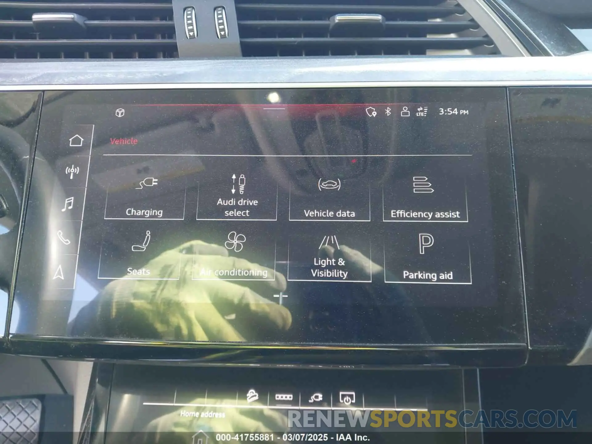 19 Photograph of a damaged car WA14AAGE7RB020683 AUDI Q8 E-TRON 2024