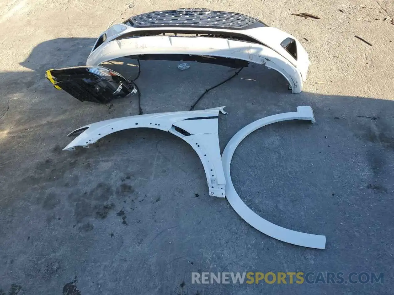 15 Photograph of a damaged car WA14AAGEXRB023271 AUDI Q8 E-TRON 2024