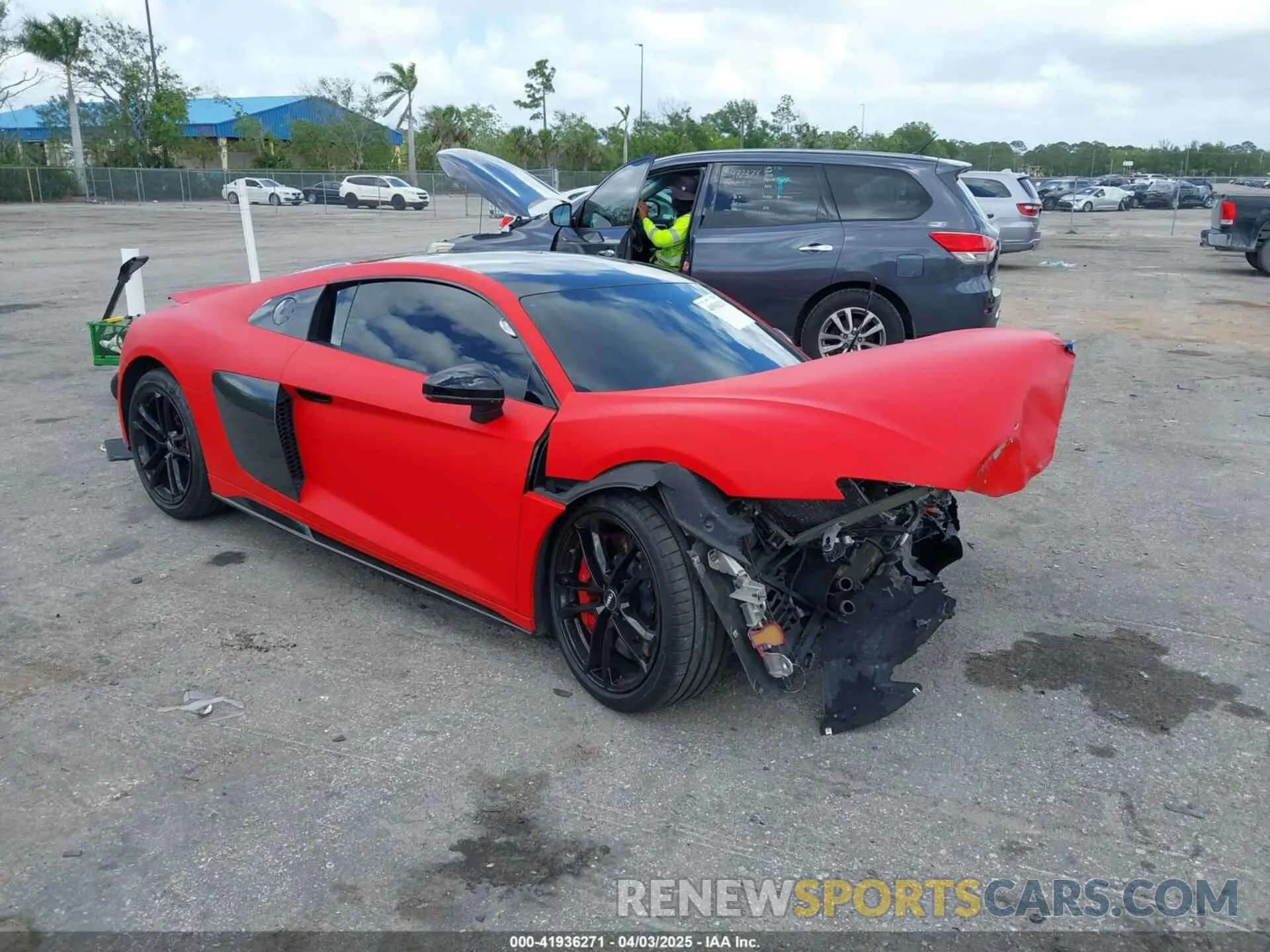 1 Фотография поврежденного автомобиля WUAEEAFX1L7900938 AUDI R8 2020