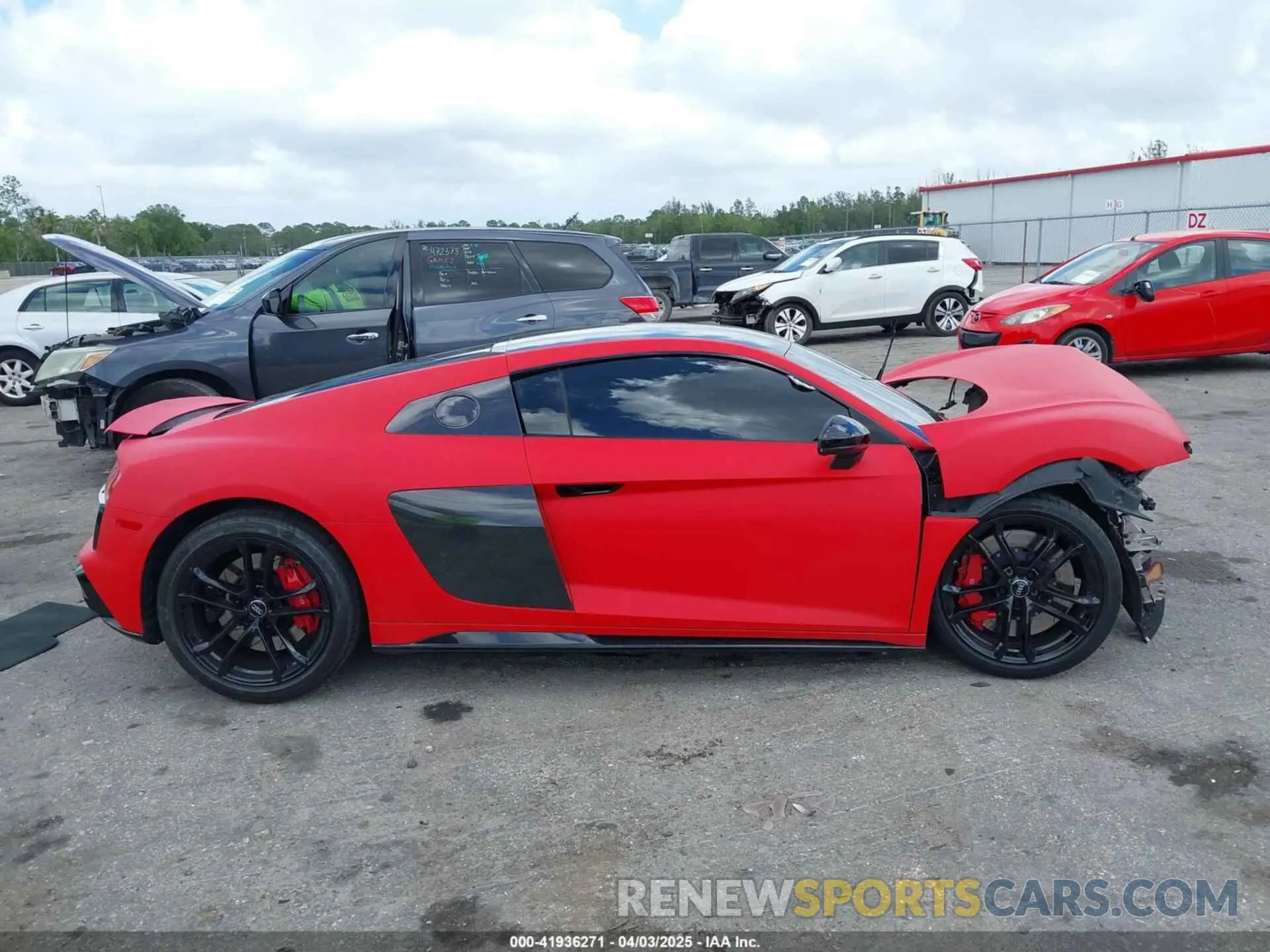 12 Фотография поврежденного автомобиля WUAEEAFX1L7900938 AUDI R8 2020