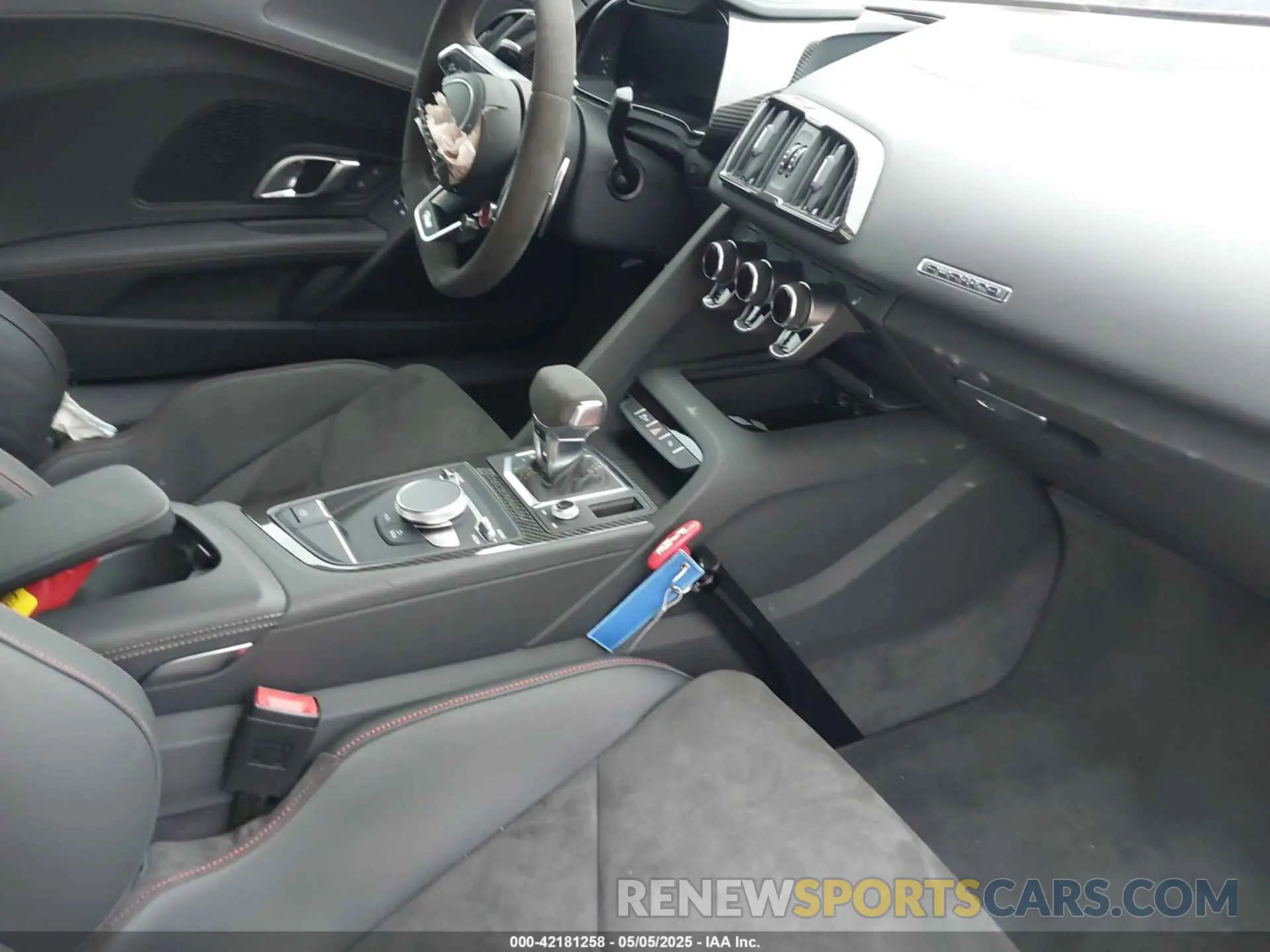5 Photograph of a damaged car WUAKBAFX9L7900309 AUDI R8 2020