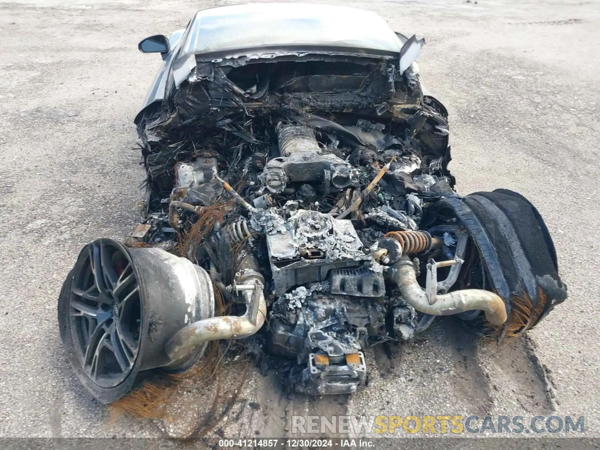 11 Photograph of a damaged car WUAKBAFX5M7900468 AUDI R8 2021
