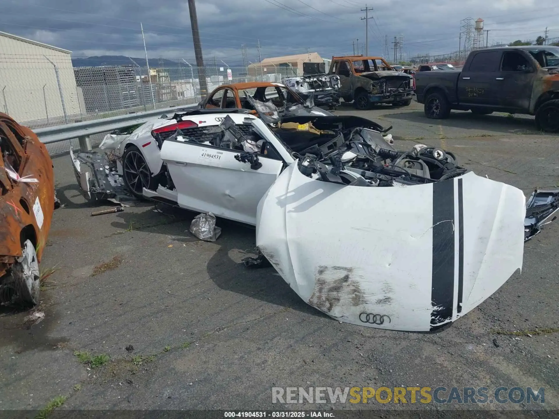 1 Фотография поврежденного автомобиля WUACEAFX7N7901019 AUDI R8 2022