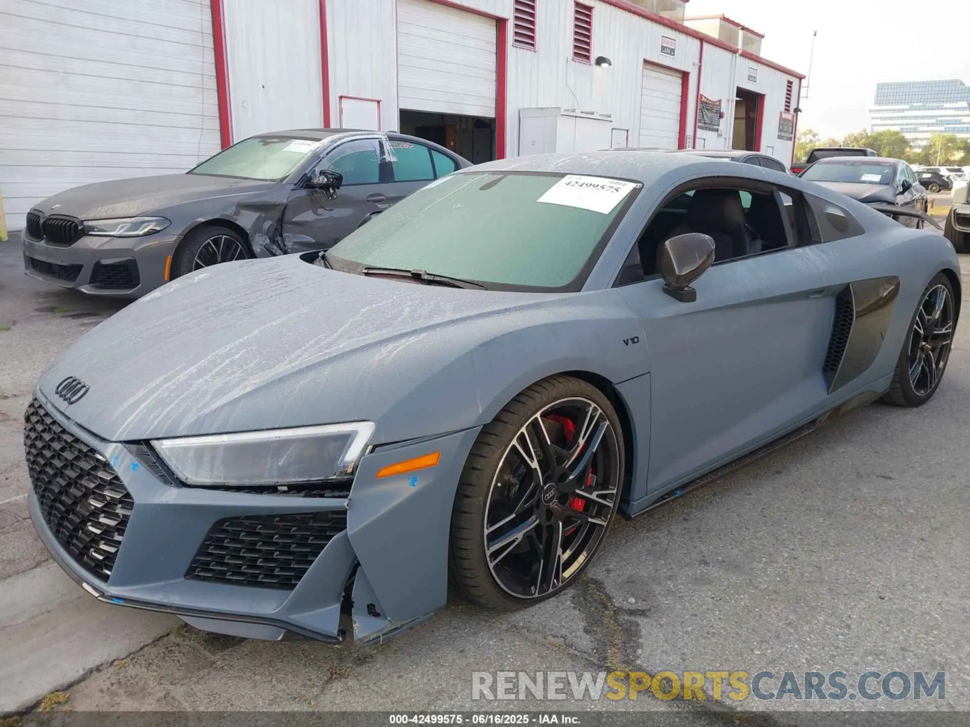 2 Фотография поврежденного автомобиля WUAKBAFX4P7902281 AUDI R8 2023