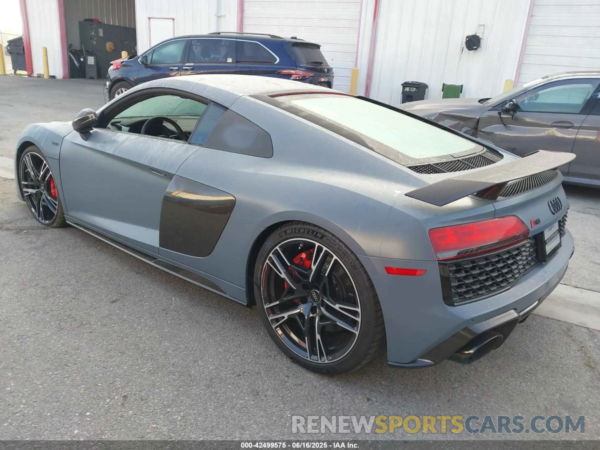 3 Фотография поврежденного автомобиля WUAKBAFX4P7902281 AUDI R8 2023