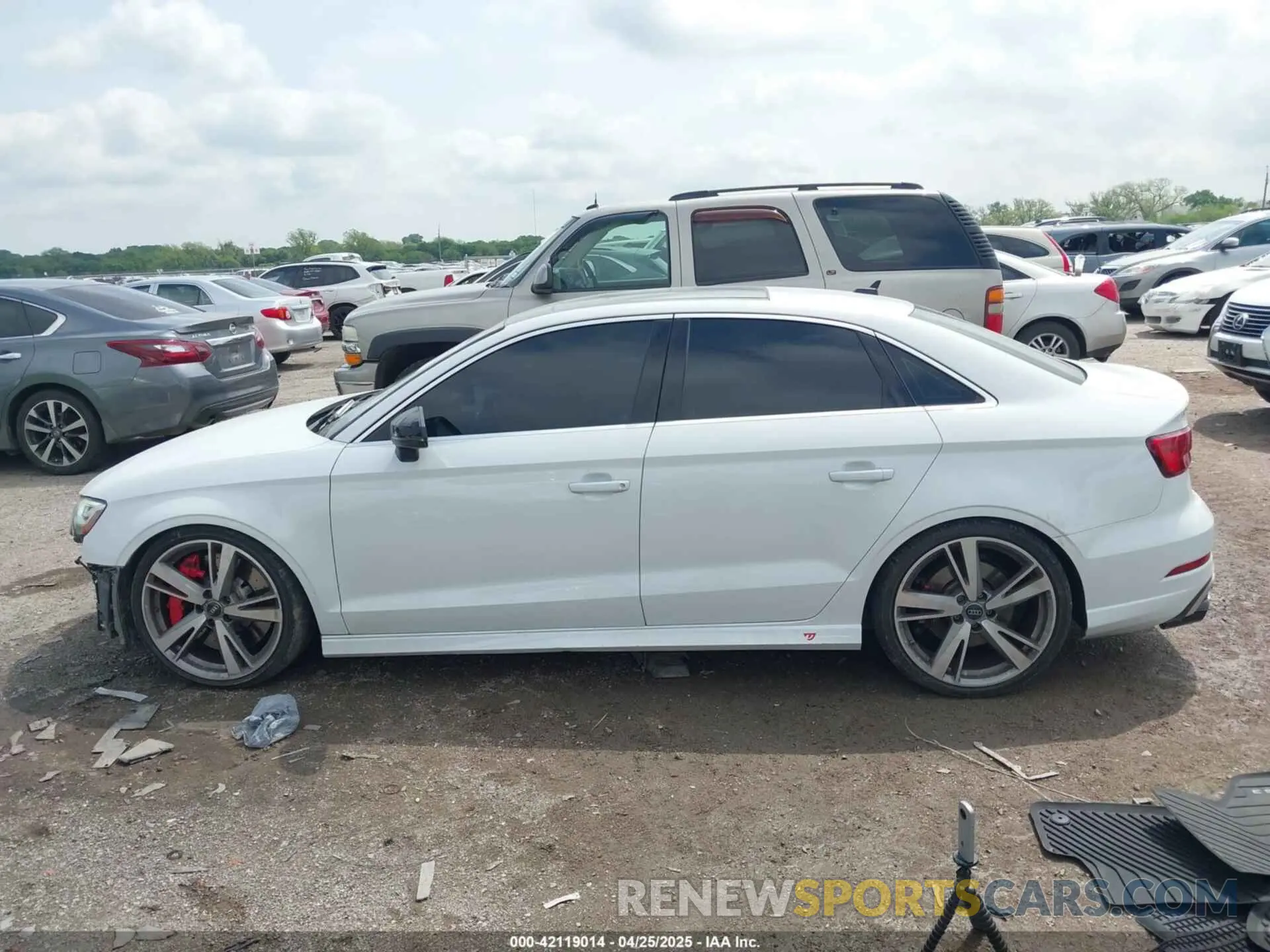 14 Photograph of a damaged car WUABWGFF3KA907627 AUDI RS 3 2019