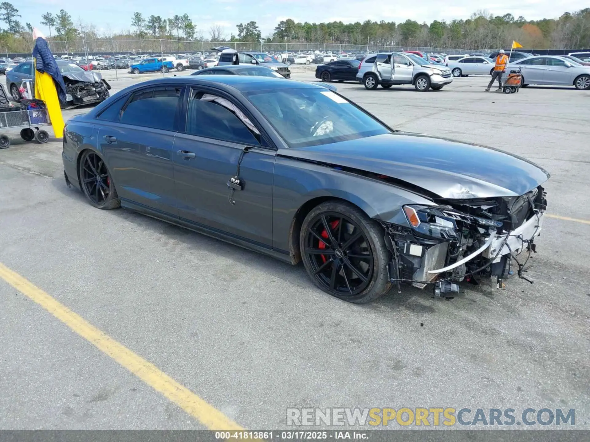 1 Photograph of a damaged car WAULSAF83NN001905 AUDI S8 2022