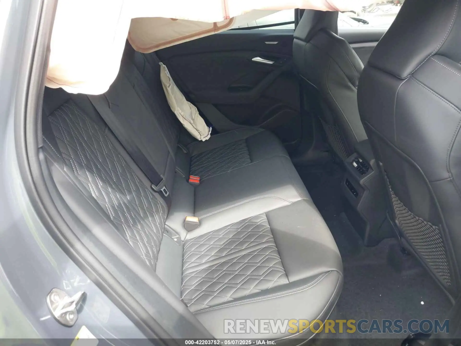 8 Photograph of a damaged car WA125BGF1SA025478 AUDI SQ6 E-TRON 2025