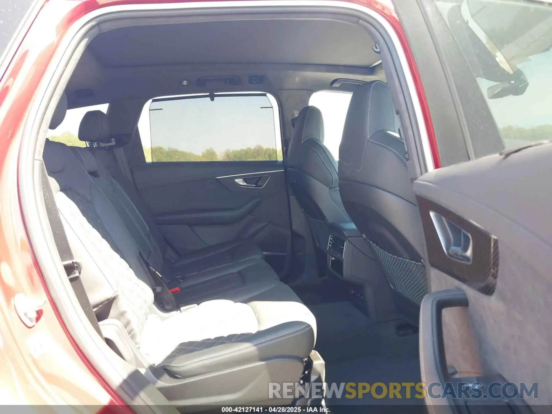 8 Фотография поврежденного автомобиля WA1VWBF74RD008199 AUDI SQ7 2024