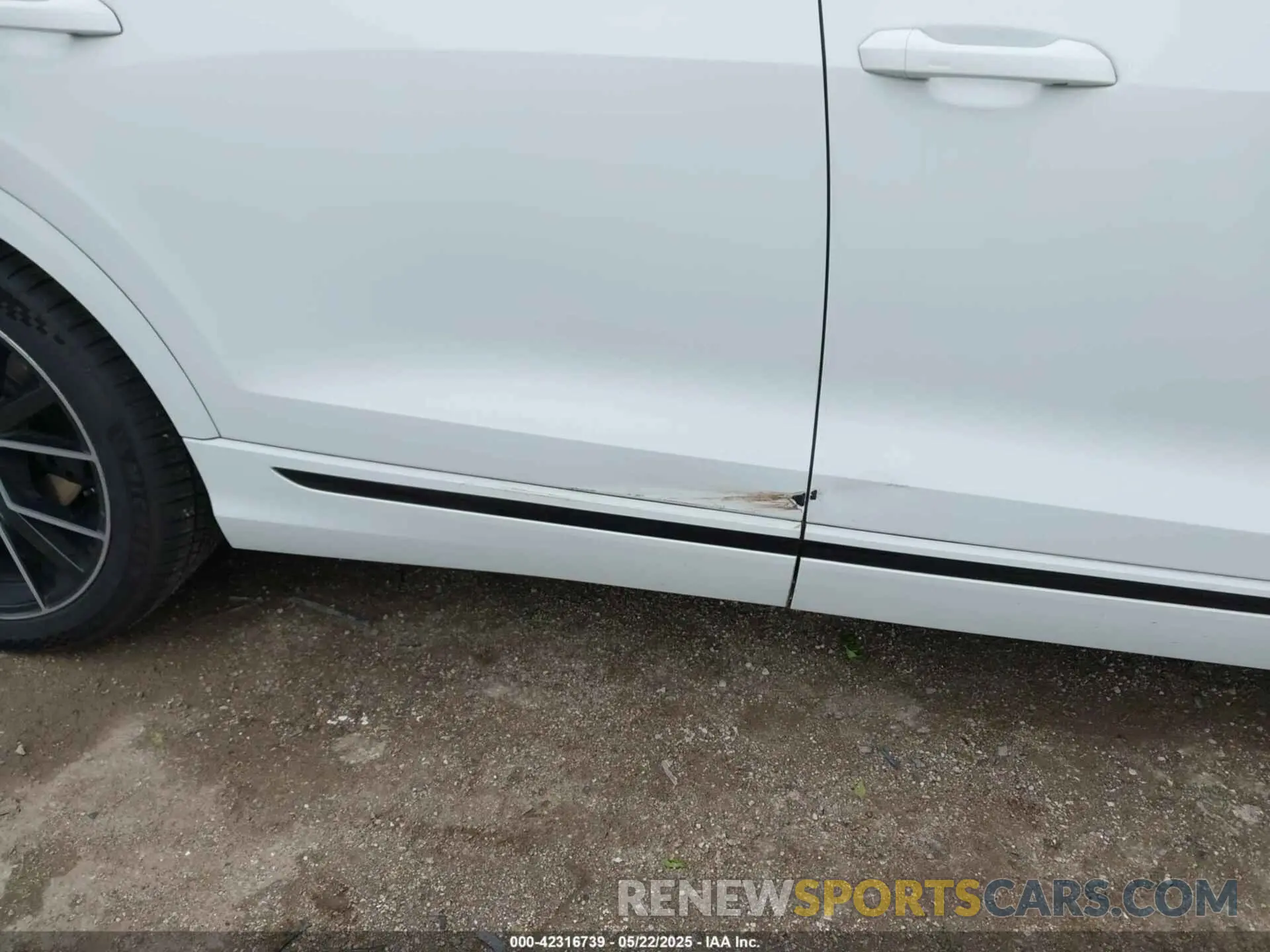 17 Photograph of a damaged car WA1AWBF1XMD033885 AUDI SQ8 2021