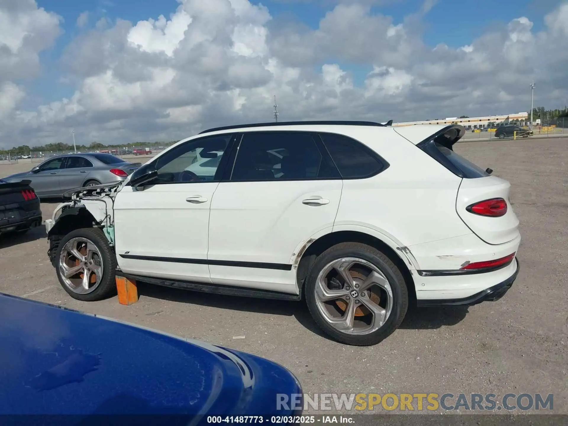 14 Photograph of a damaged car SJAAM2ZV2NC013035 BENTLEY BENTAYGA 2022