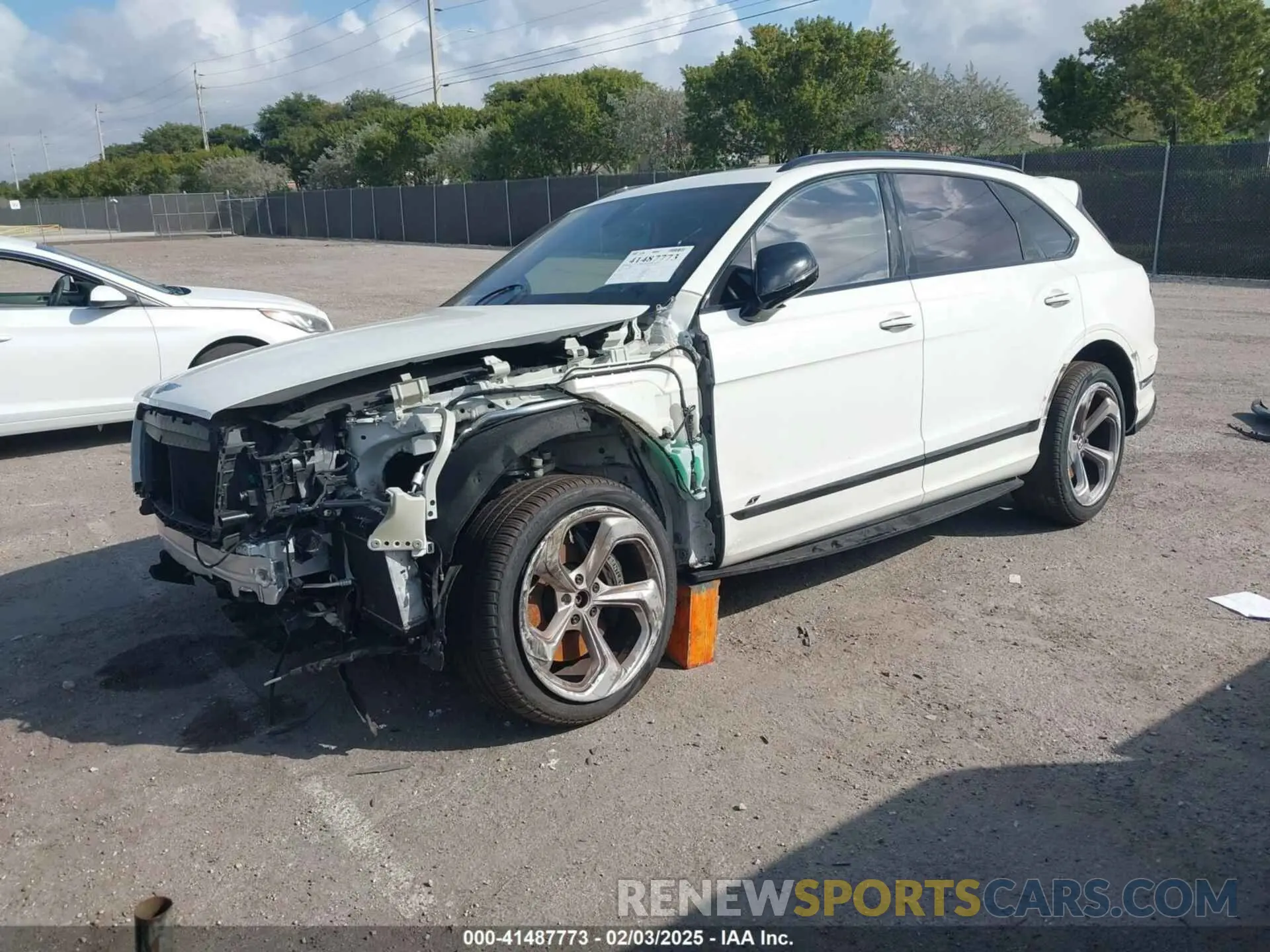 2 Photograph of a damaged car SJAAM2ZV2NC013035 BENTLEY BENTAYGA 2022