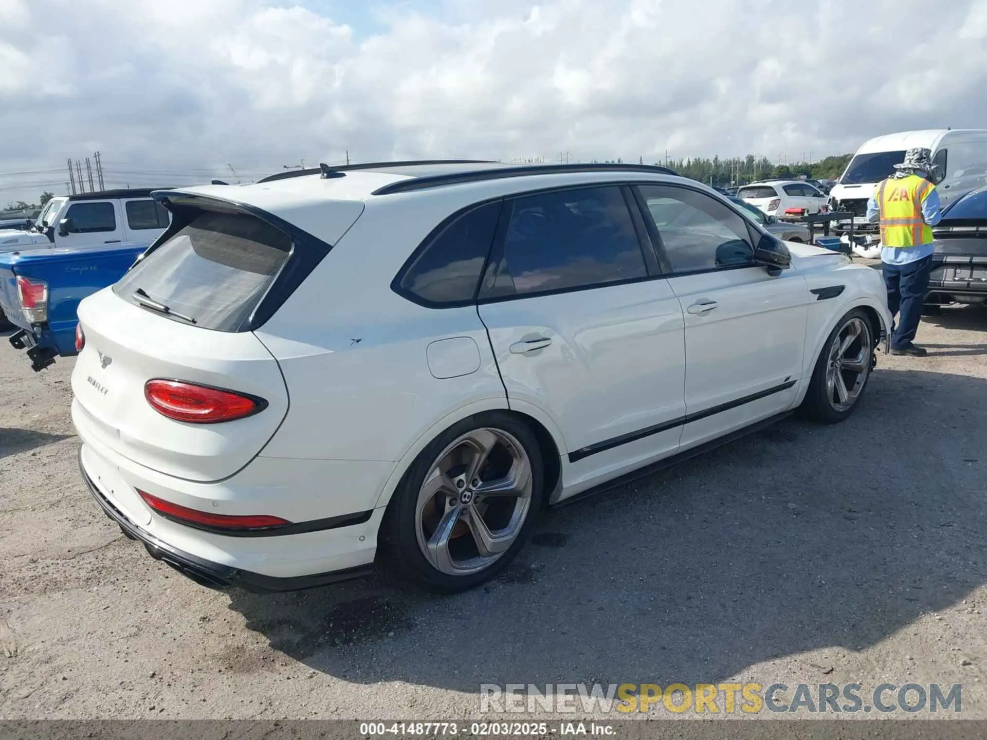 4 Photograph of a damaged car SJAAM2ZV2NC013035 BENTLEY BENTAYGA 2022