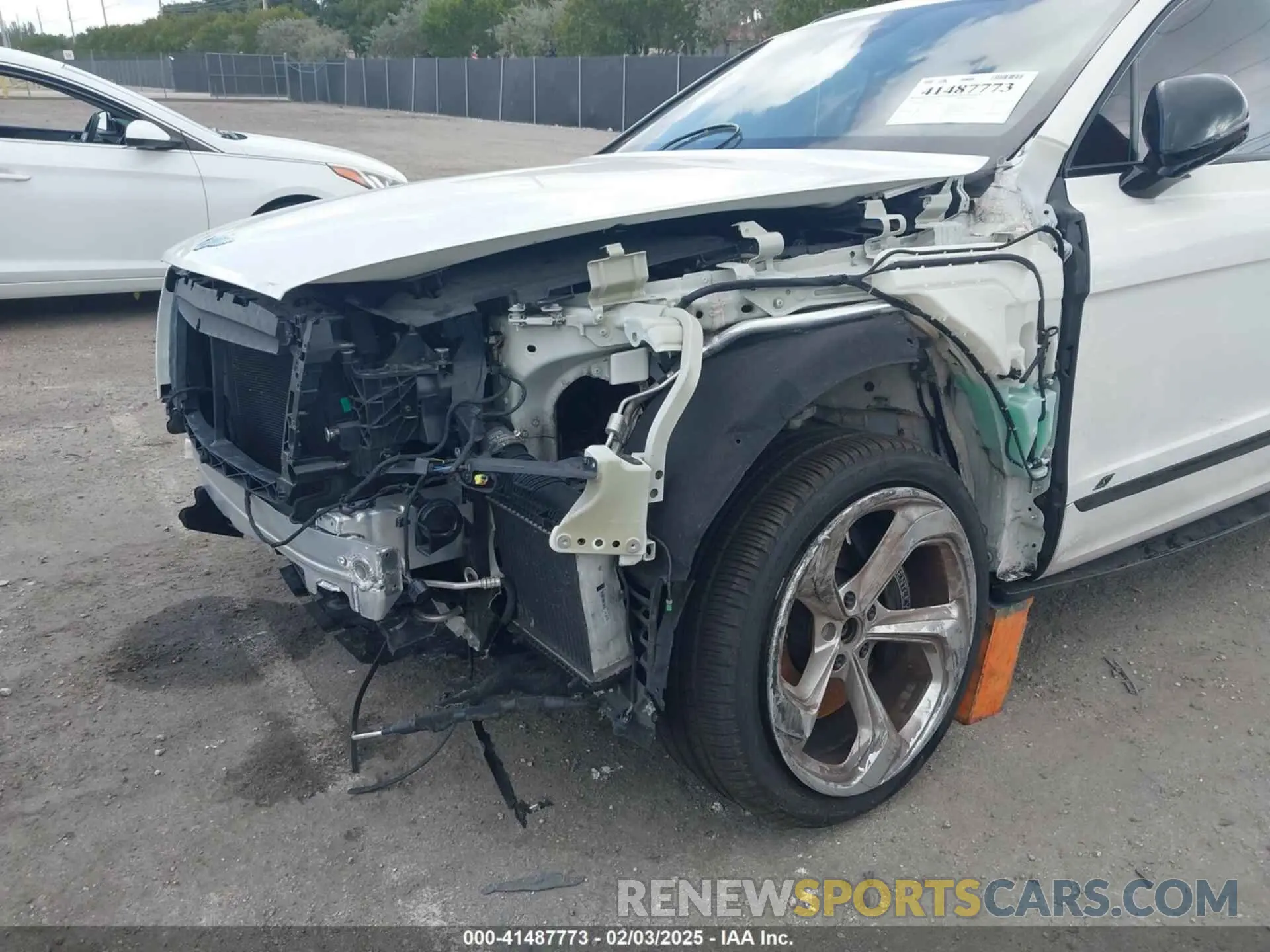 6 Photograph of a damaged car SJAAM2ZV2NC013035 BENTLEY BENTAYGA 2022