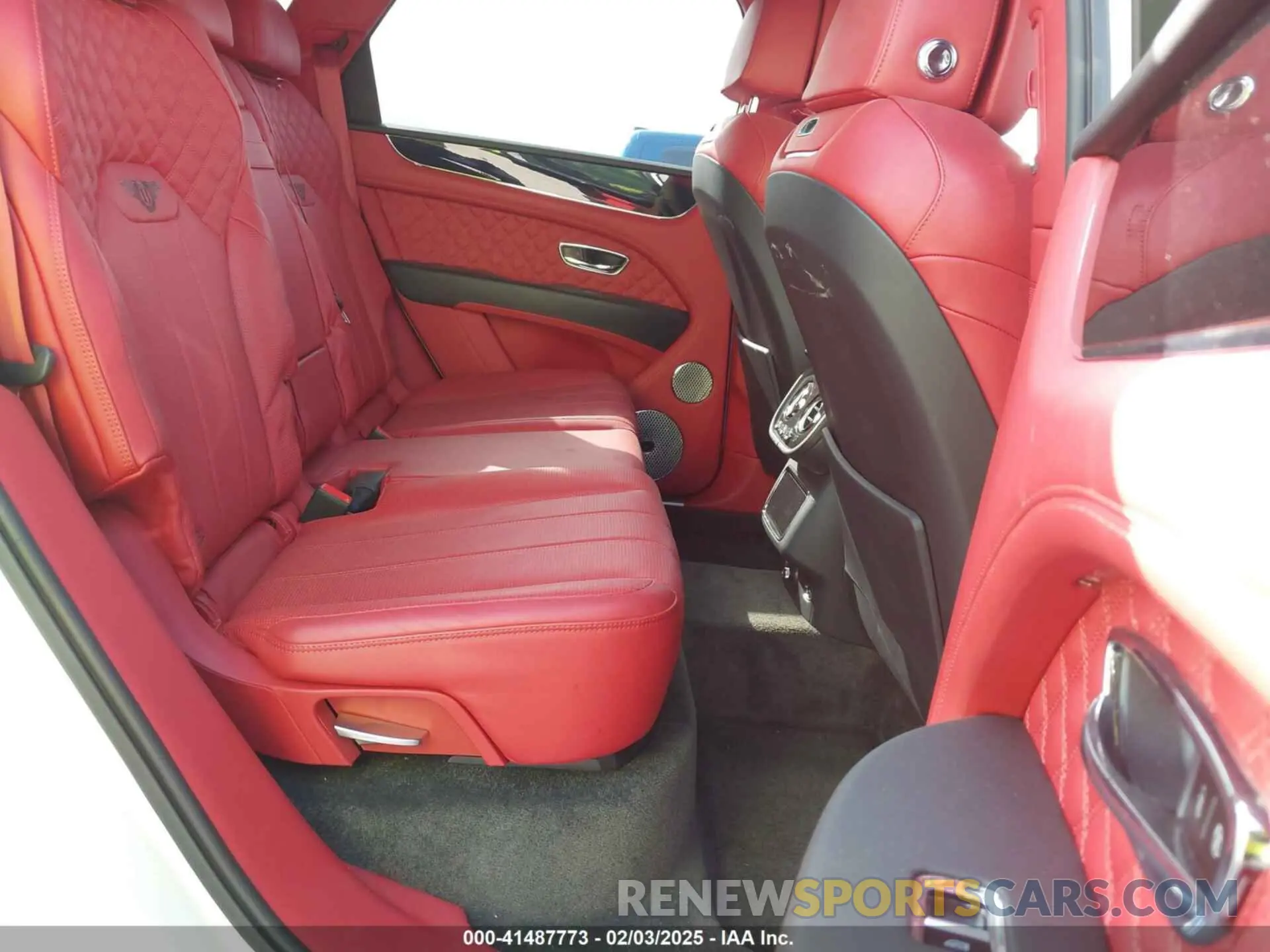 8 Photograph of a damaged car SJAAM2ZV2NC013035 BENTLEY BENTAYGA 2022