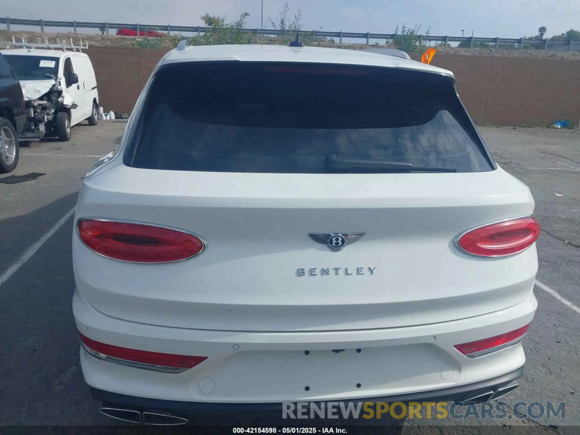 15 Photograph of a damaged car SJAAM2ZV4NC016521 BENTLEY BENTAYGA 2022