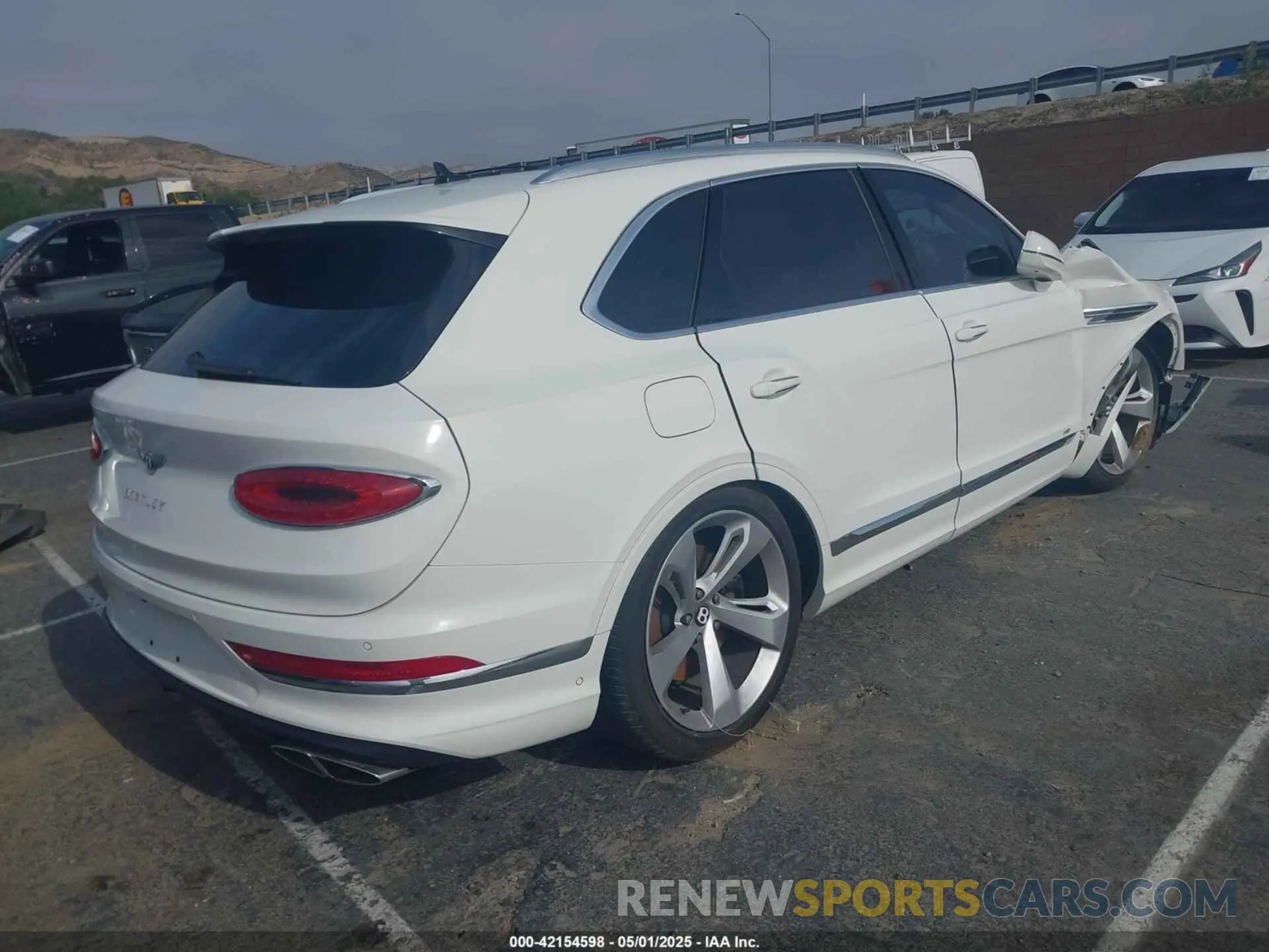 4 Photograph of a damaged car SJAAM2ZV4NC016521 BENTLEY BENTAYGA 2022