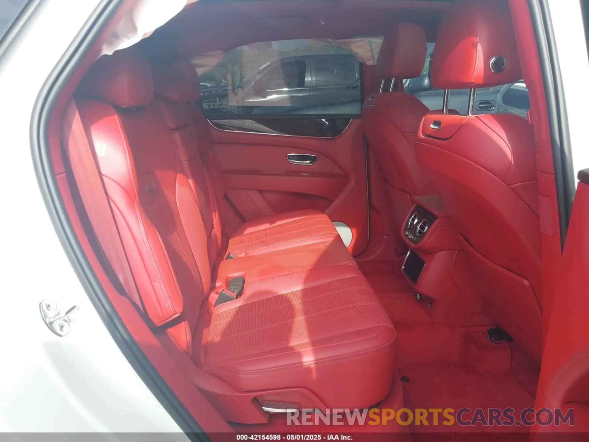 8 Photograph of a damaged car SJAAM2ZV4NC016521 BENTLEY BENTAYGA 2022