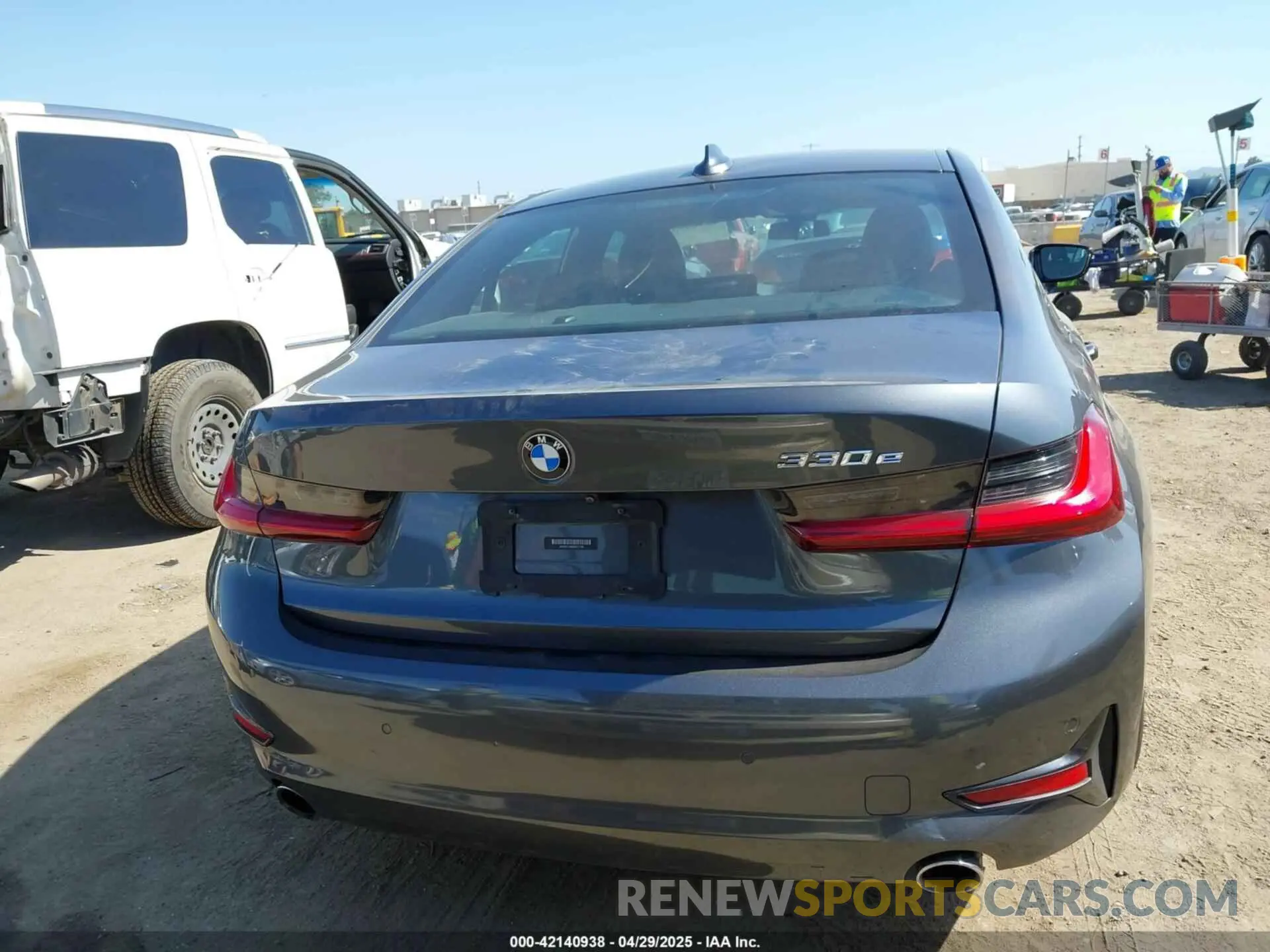 16 Photograph of a damaged car 3MW5P7J06M8B77766 BMW 3 SERIES 2021