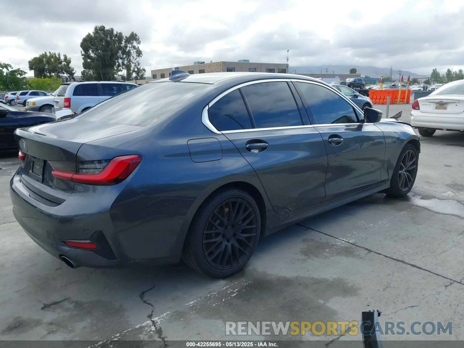 4 Photograph of a damaged car 3MW5R1J03M8B78350 BMW 3 SERIES 2021