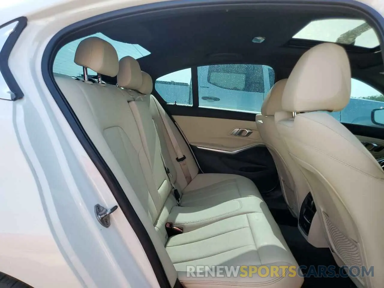 10 Фотография поврежденного автомобиля 3MW5R1J07M8C10698 BMW 3 SERIES 2021