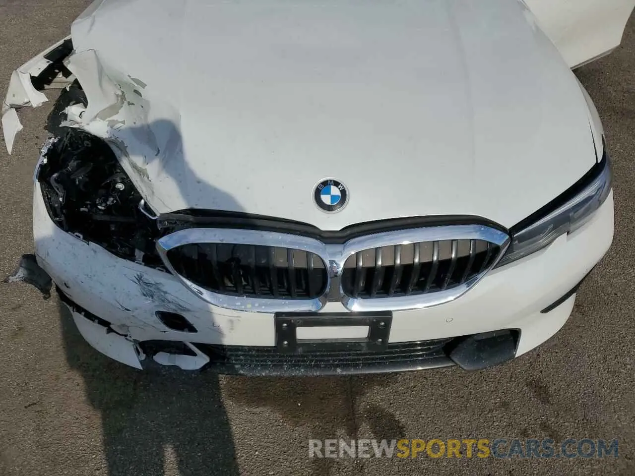 11 Photograph of a damaged car 3MW5R7J08M8C15993 BMW 3 SERIES 2021
