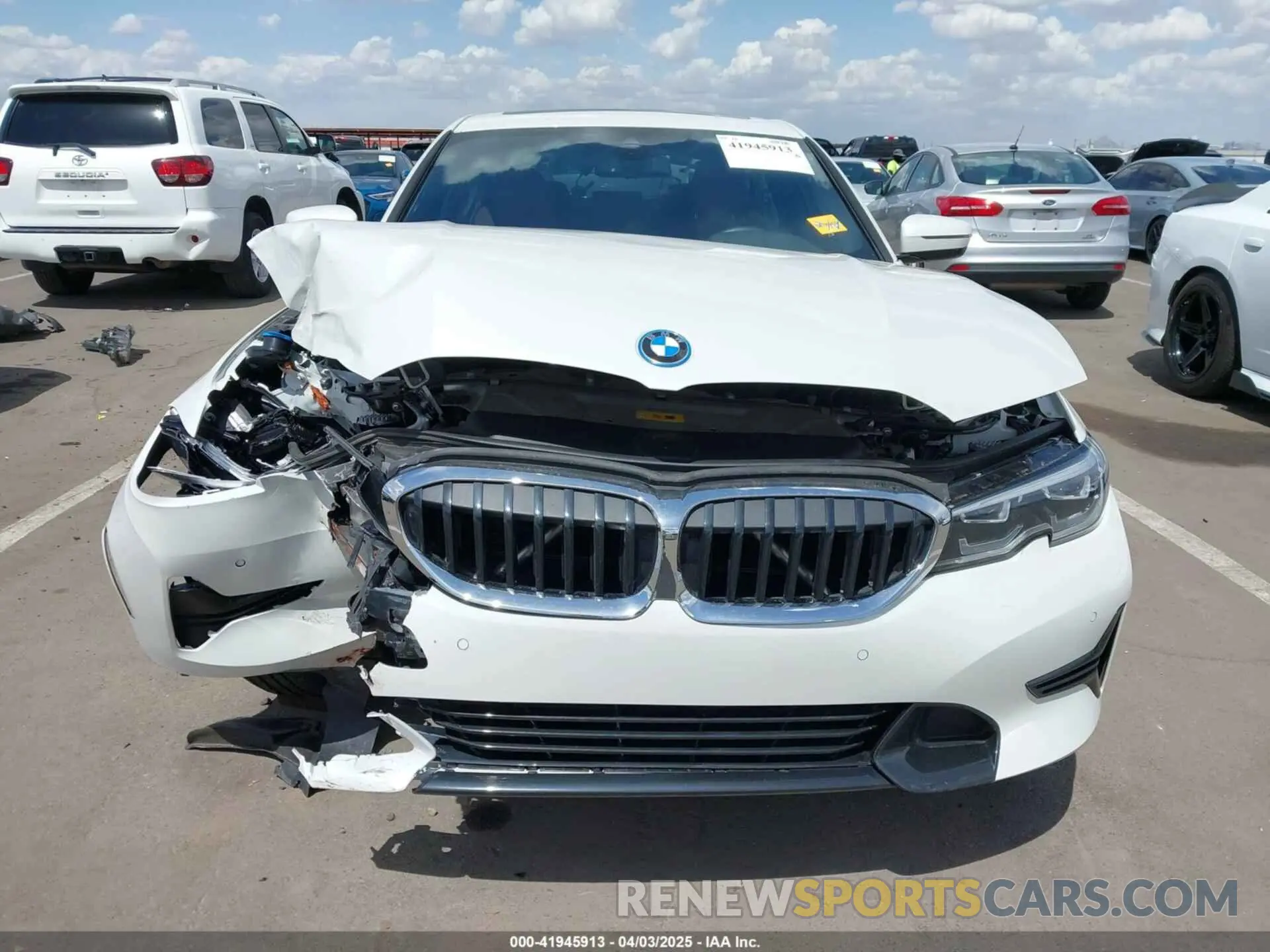 12 Photograph of a damaged car 3MW5P7J03N8C32479 BMW 3 SERIES 2022