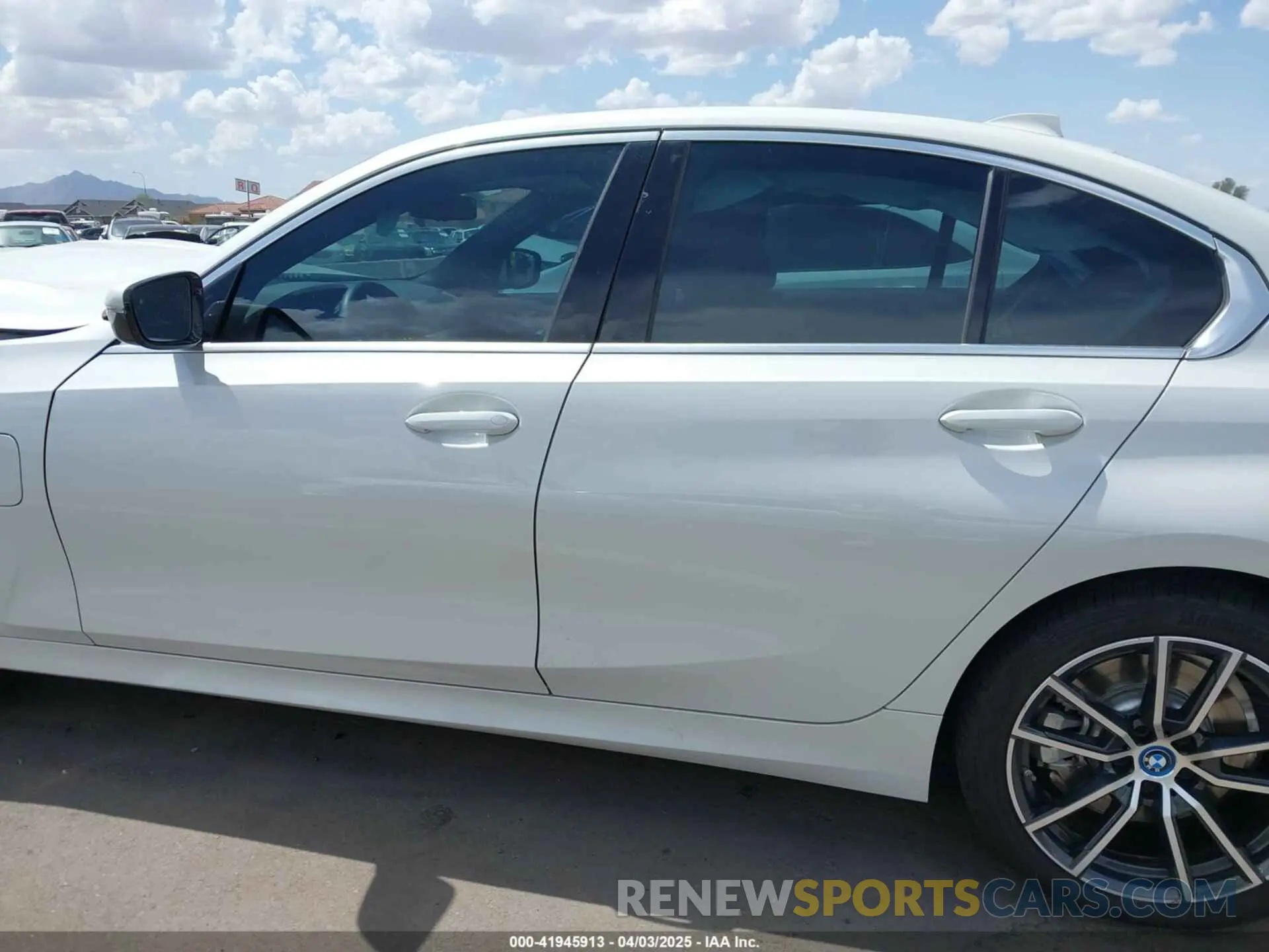 14 Photograph of a damaged car 3MW5P7J03N8C32479 BMW 3 SERIES 2022