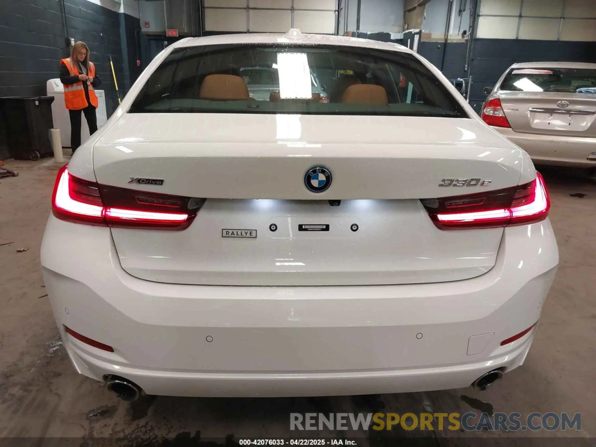 16 Photograph of a damaged car 3MW39FS05P8D20575 BMW 3 SERIES 2023