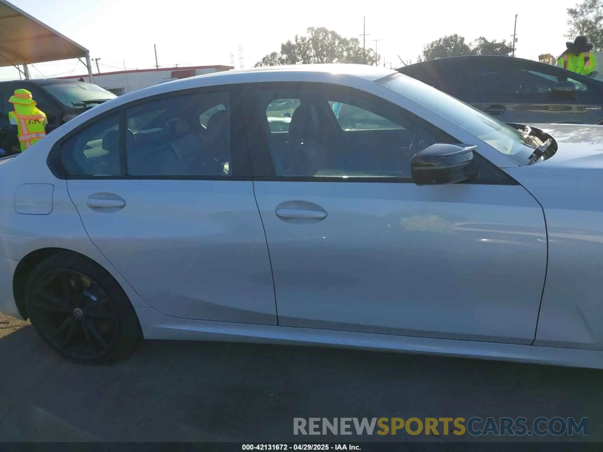 13 Фотография поврежденного автомобиля 3MW49FF09P8C88244 BMW 3 SERIES 2023