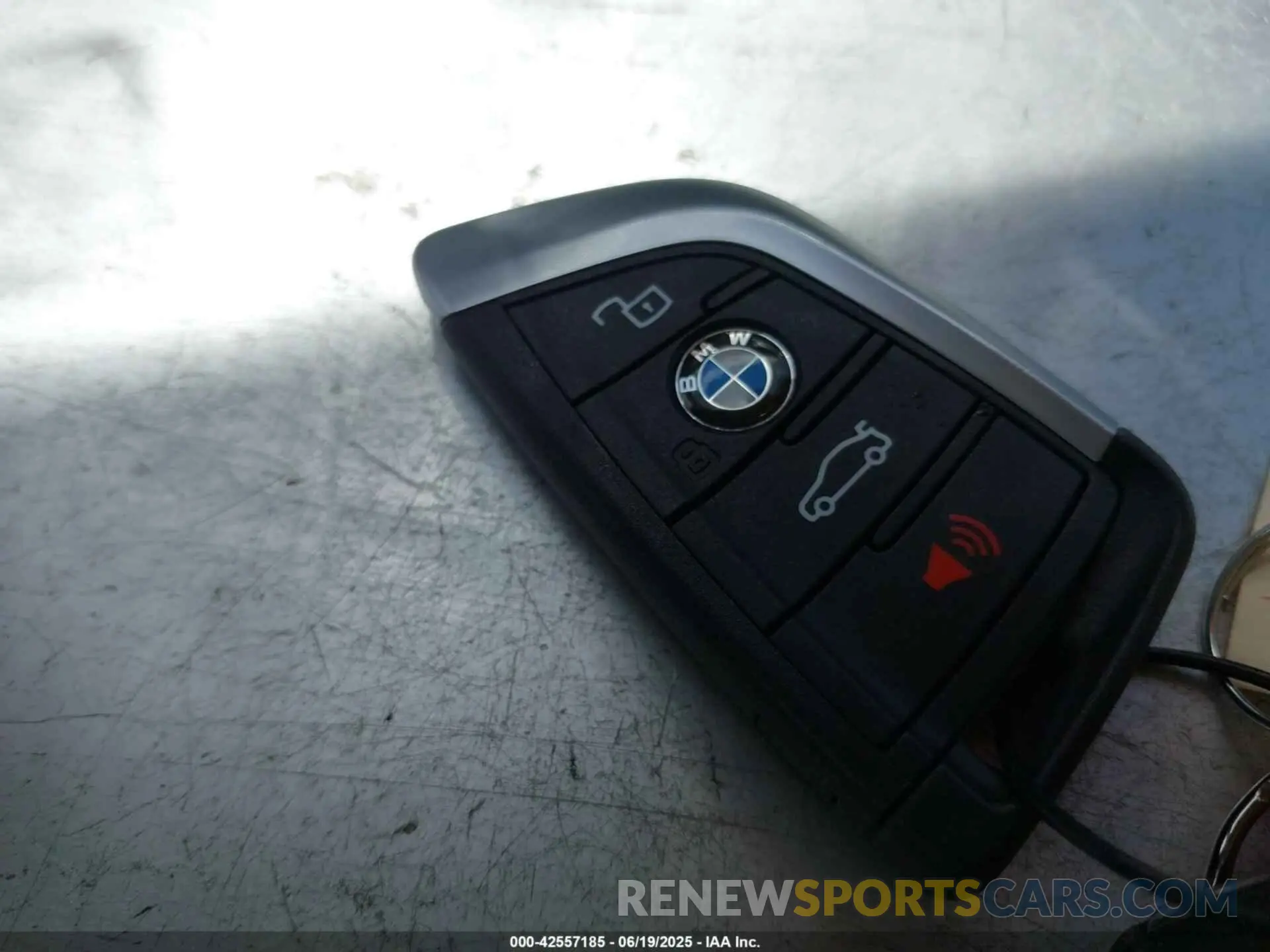 11 Фотография поврежденного автомобиля 3MW69CW00S8F33027 BMW 3 SERIES 2025