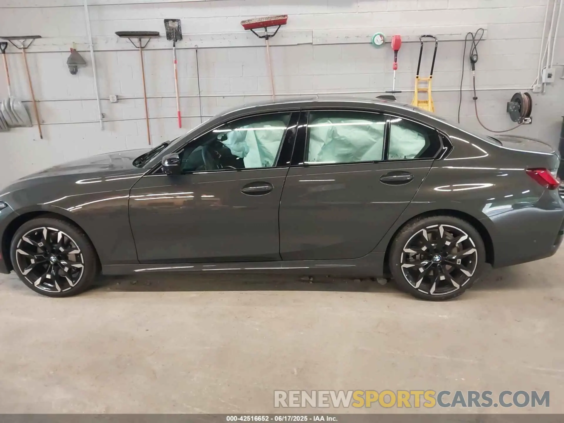 14 Фотография поврежденного автомобиля 3MW89CW08S8F31843 BMW 3 SERIES 2025