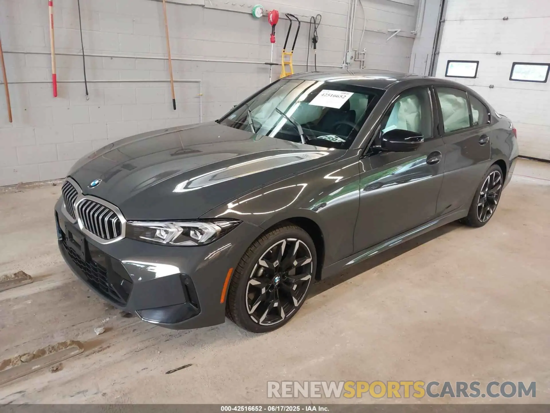 2 Фотография поврежденного автомобиля 3MW89CW08S8F31843 BMW 3 SERIES 2025