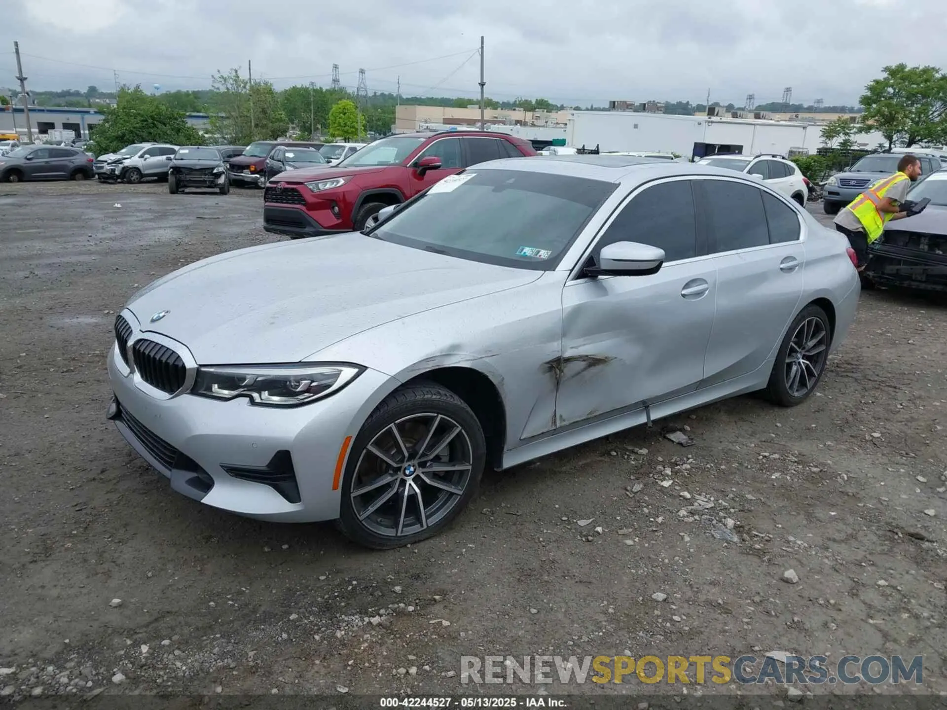 2 Фотография поврежденного автомобиля WBA5R1C54KAK10233 BMW 330I 2019
