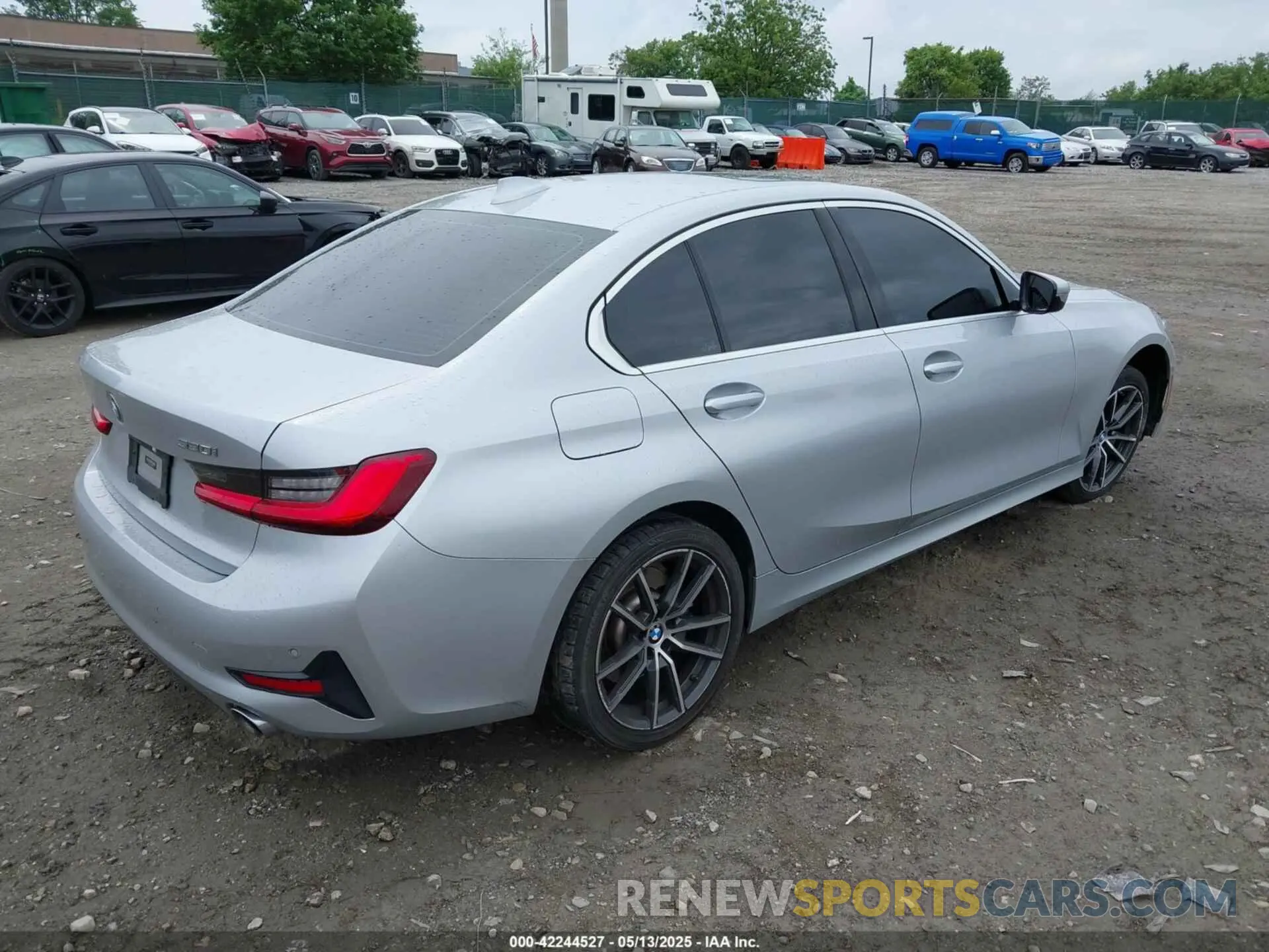 4 Фотография поврежденного автомобиля WBA5R1C54KAK10233 BMW 330I 2019