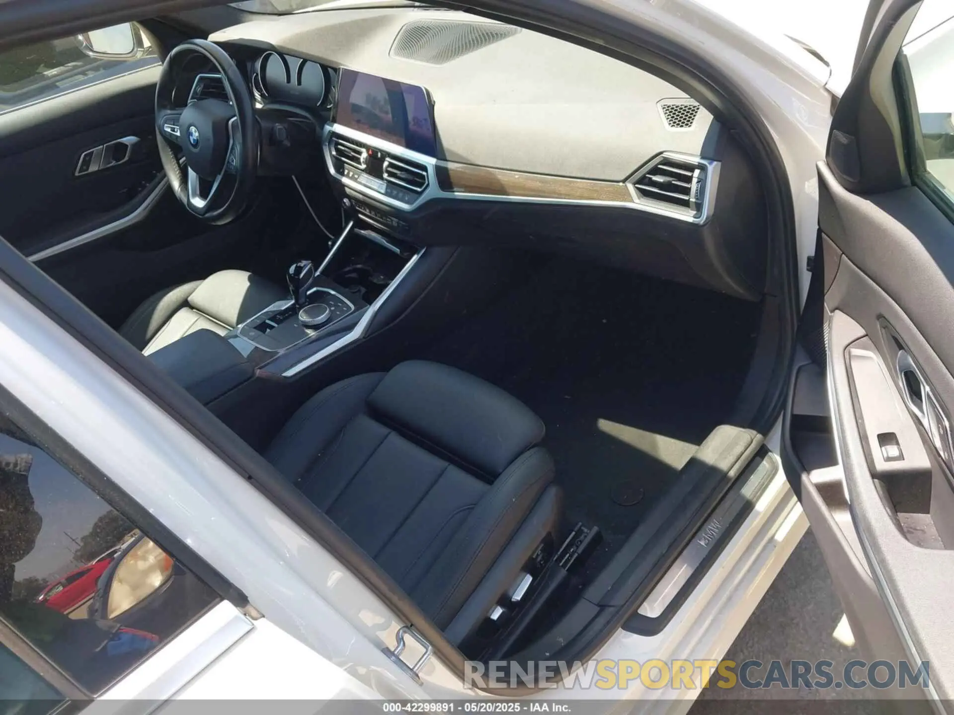 5 Photograph of a damaged car 3MW5R1J01L8B05556 BMW 330I 2020