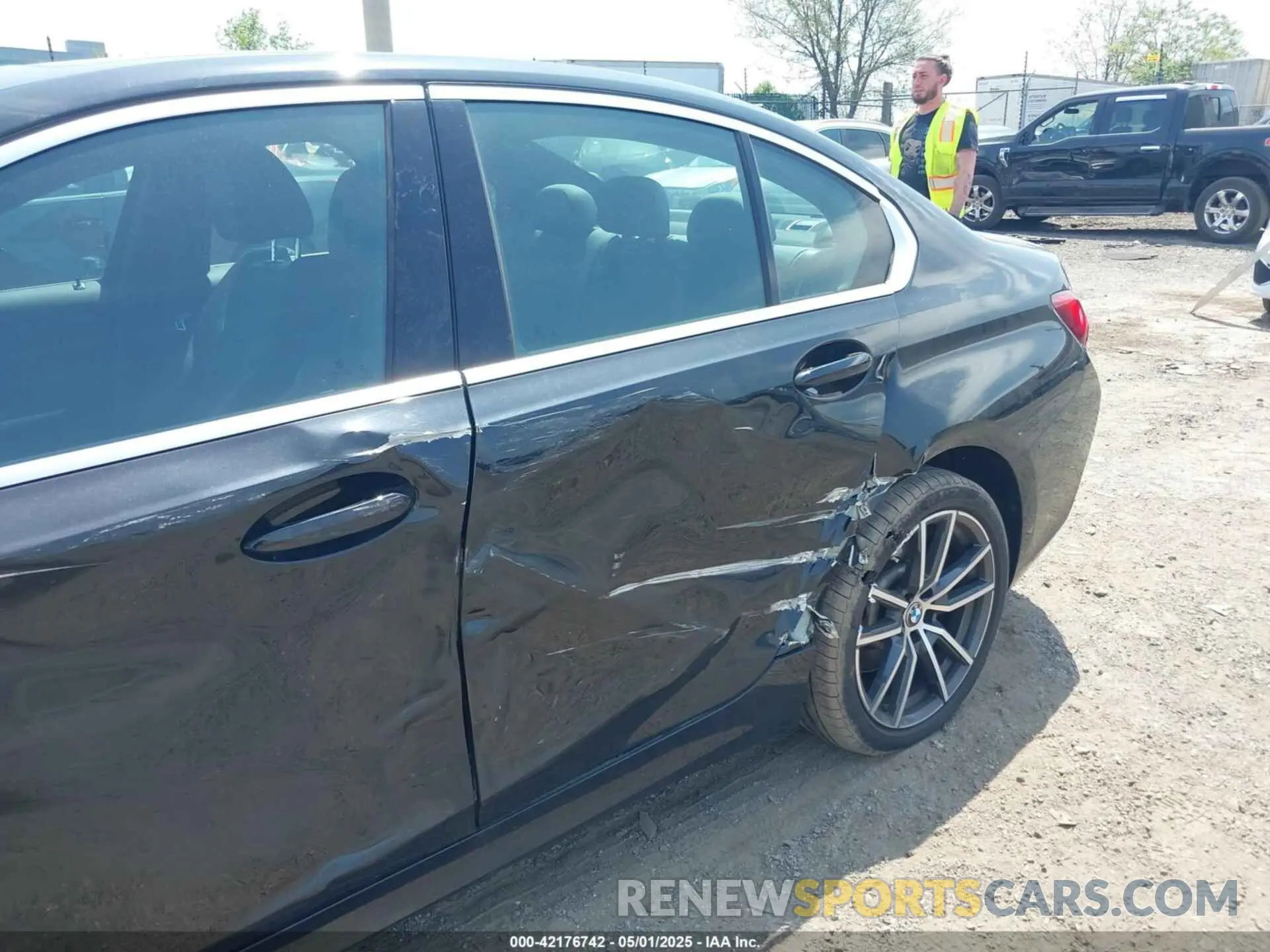 6 Photograph of a damaged car 3MW5R7J00L8B14297 BMW 330I 2020