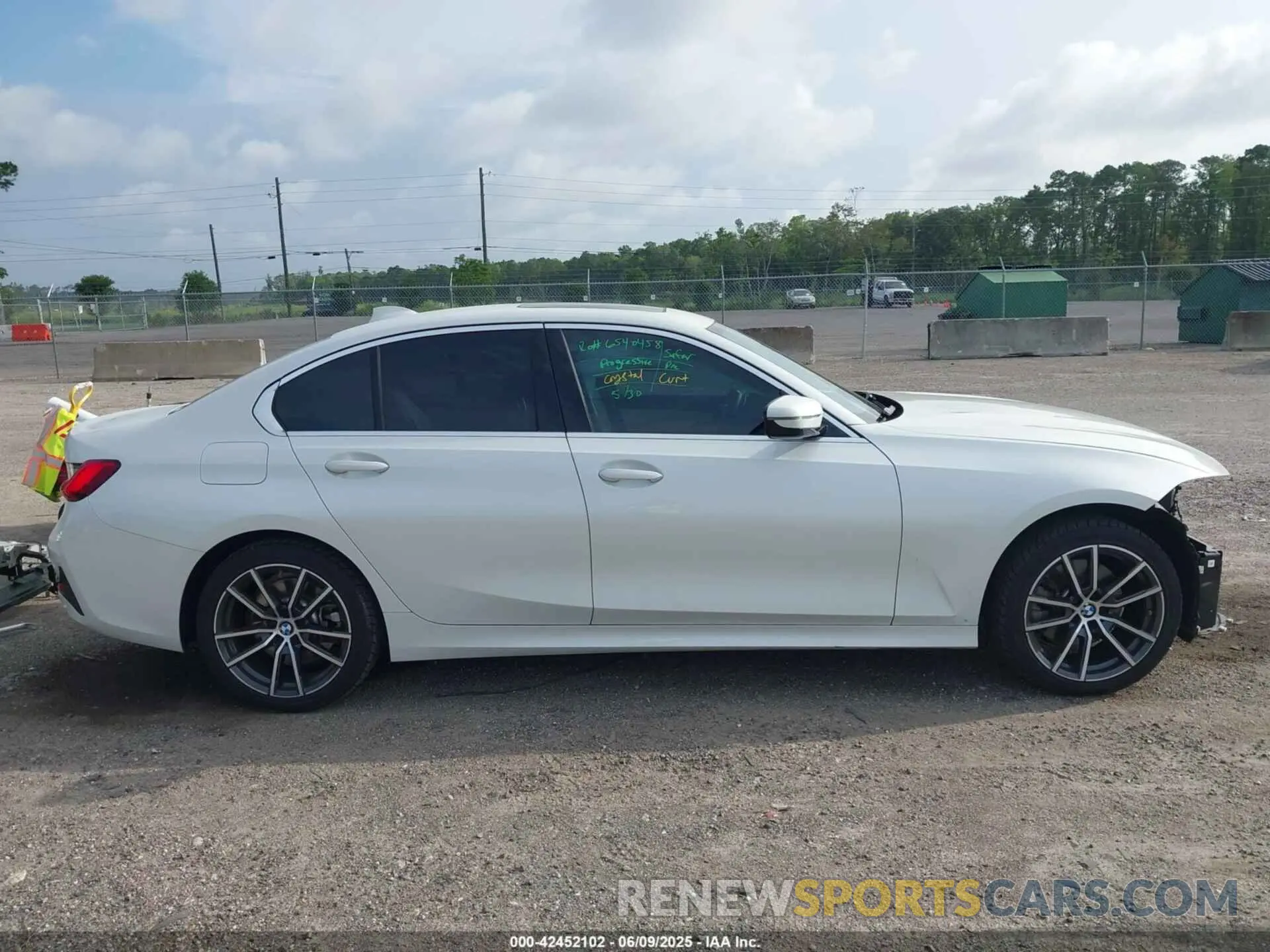 14 Photograph of a damaged car 3MW5R1J06M8B53040 BMW 330I 2021